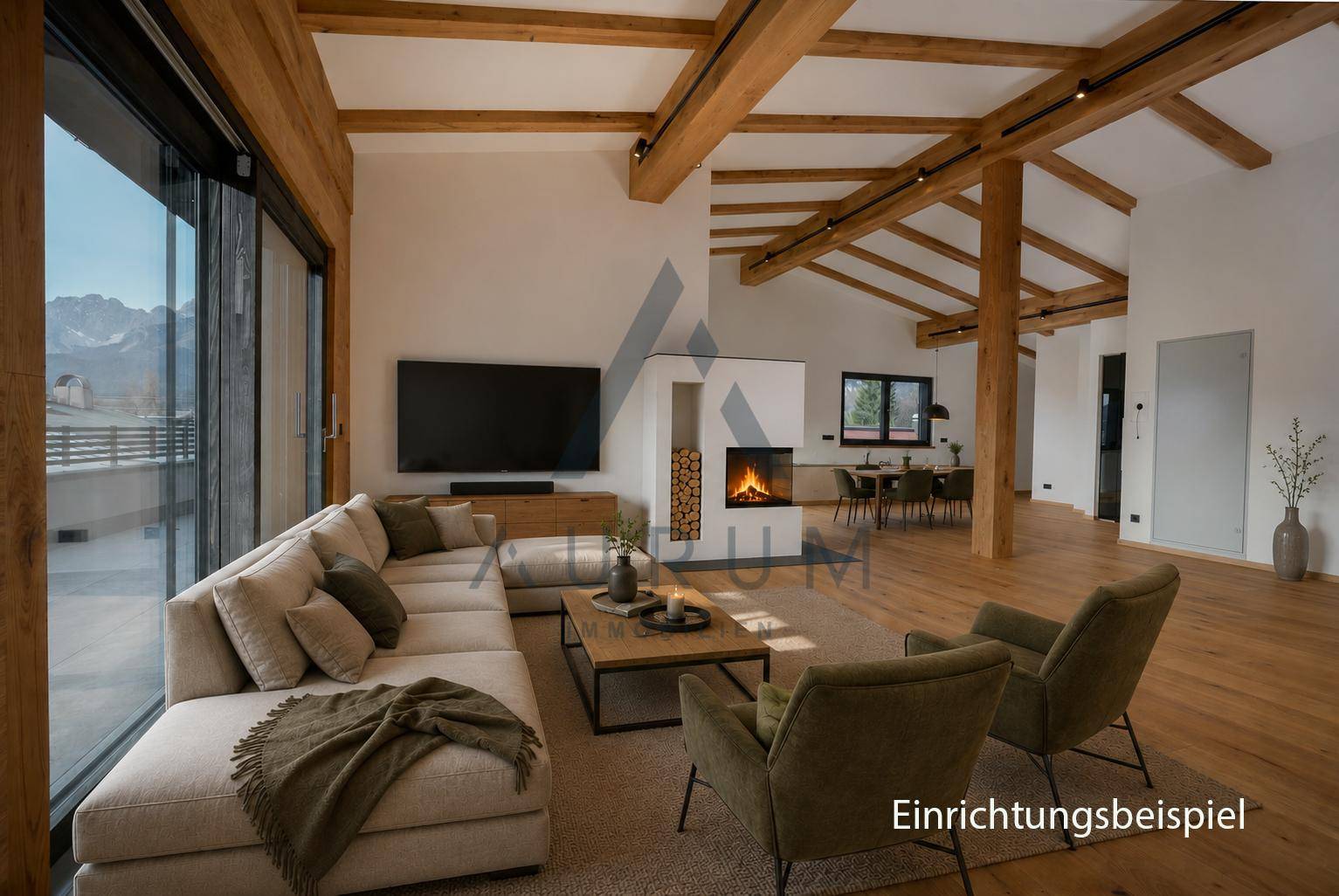 Heller Wohn- und Essbereich mit Holzbalken, Kamin und großen Fenstern mit Bergblick.