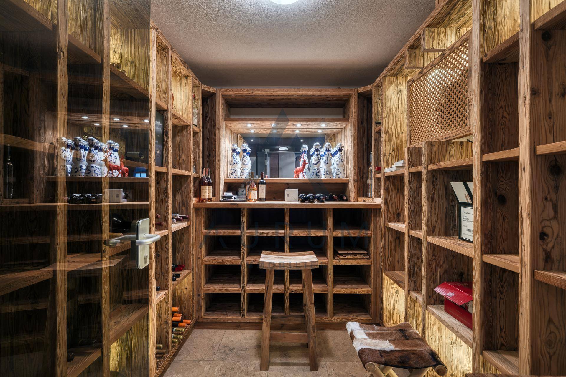 Rustikaler Weinkeller mit Holzregalen und traditioneller Dekoration.