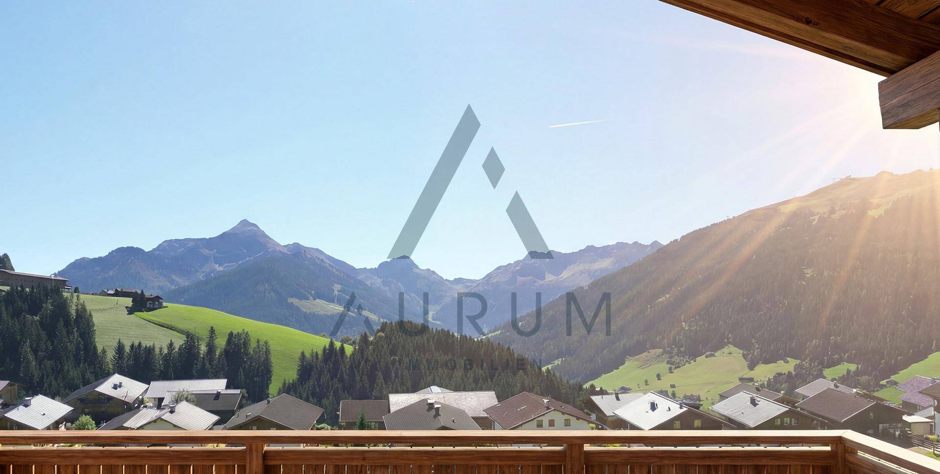 Sonniger Balkon mit atemberaubendem Panoramablick auf die umliegende Berglandschaft und das Tal.