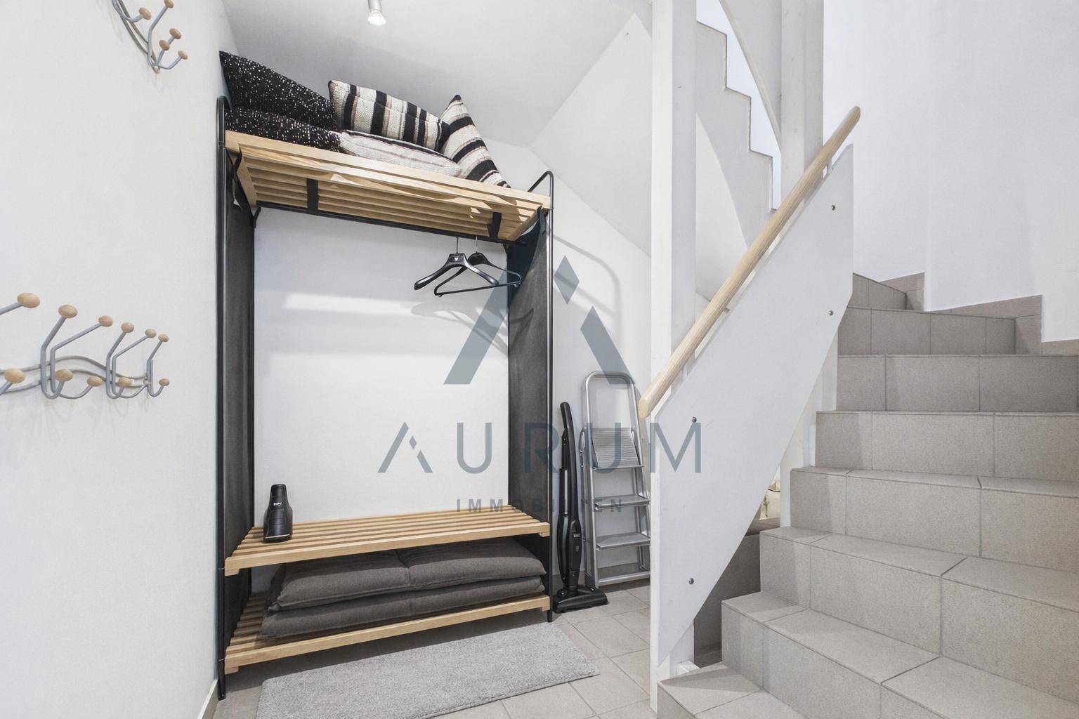 Eingangsbereich mit Garderobe und Treppe zum Obergeschoss.