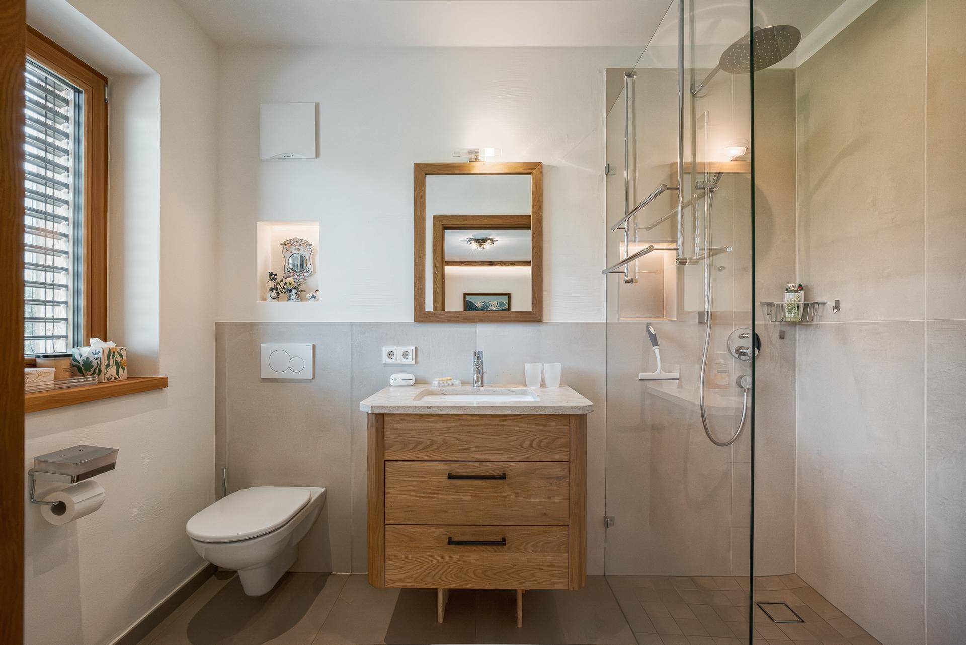 Modernes Badezimmer mit begehbarer Dusche, Holzwaschtisch und Fenster.