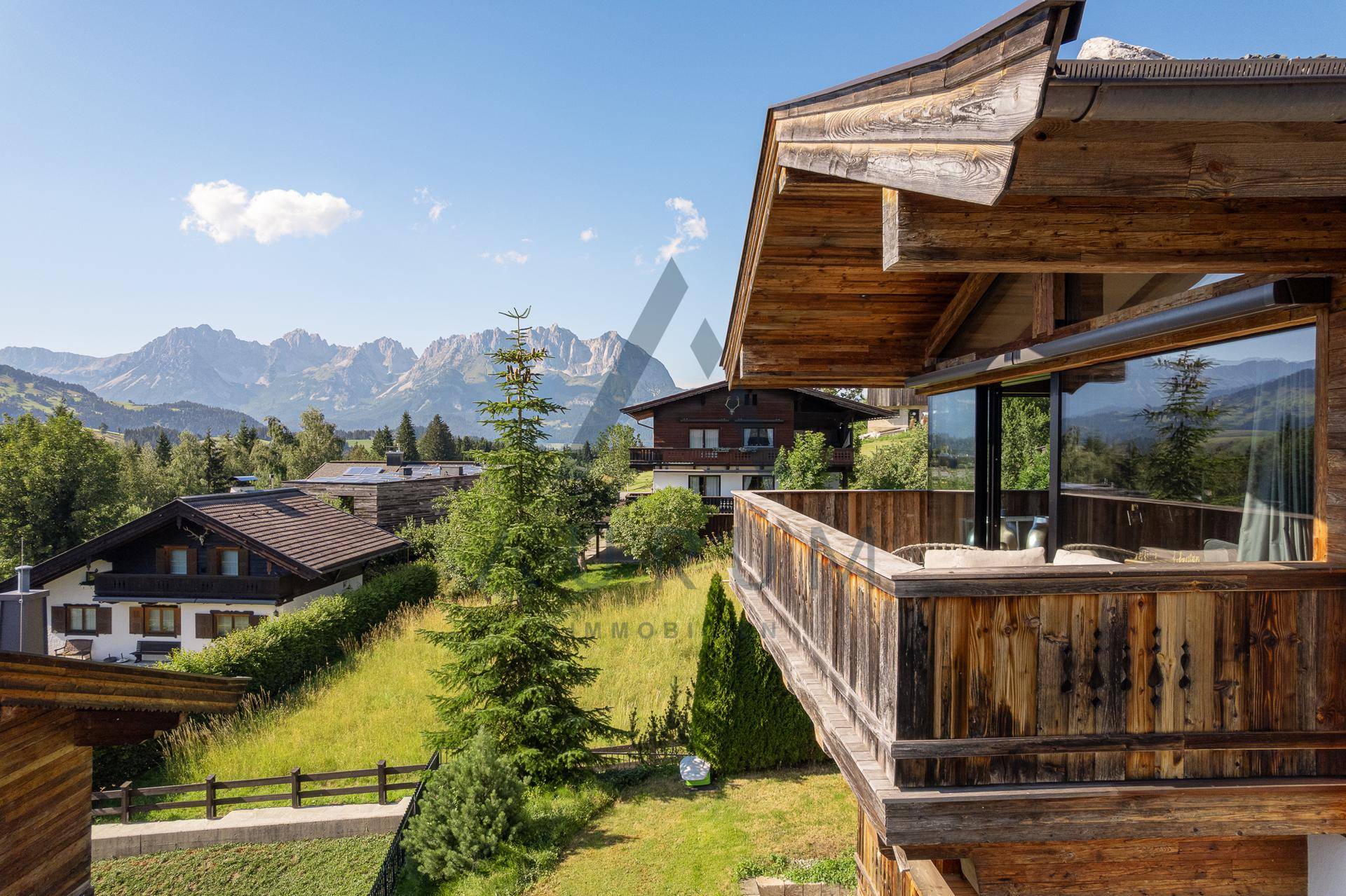 Panoramablick auf die umliegende Bergwelt und die alpine Landschaft von der Immobilie aus.