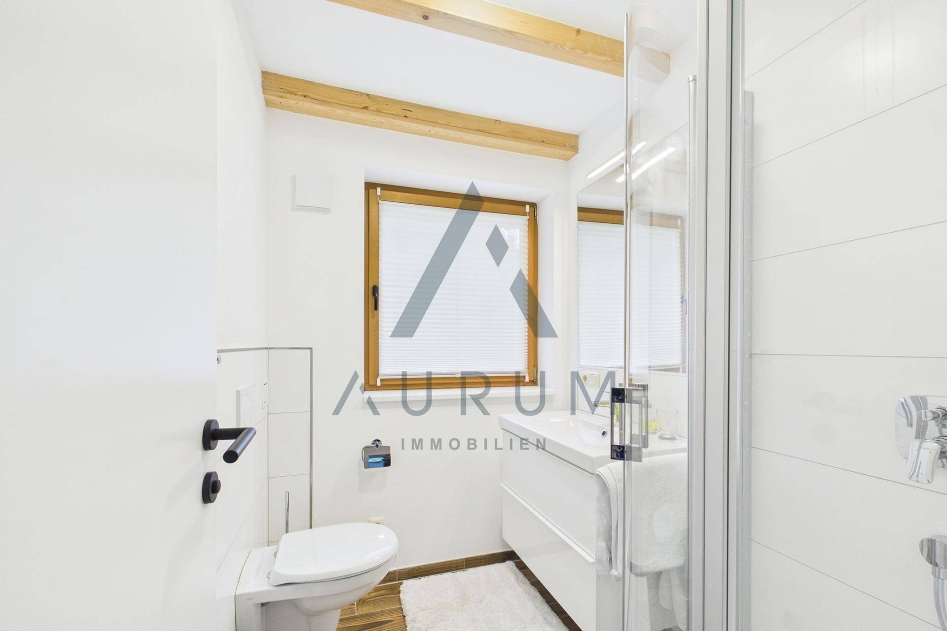 Kleines Badezimmer mit WC, Waschbecken und Duschkabine.
