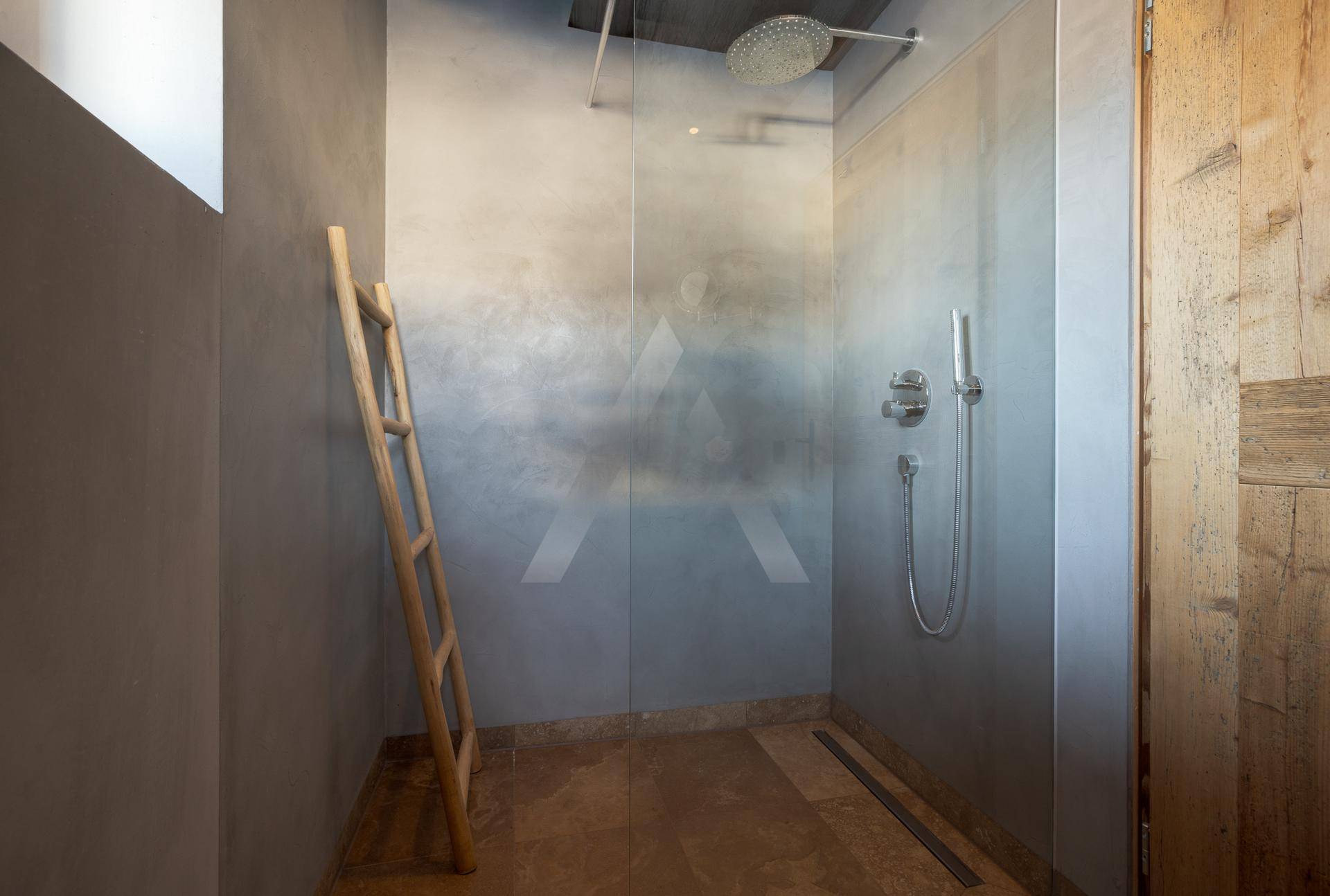 Moderne begehbare Dusche mit Regenduschkopf und minimalistischem Design.