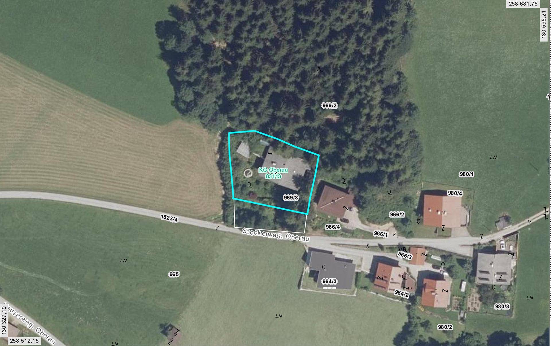 Katasterplan des Grundstücks mit eingezeichneten Gebäuden und Parzellengrenzen.
