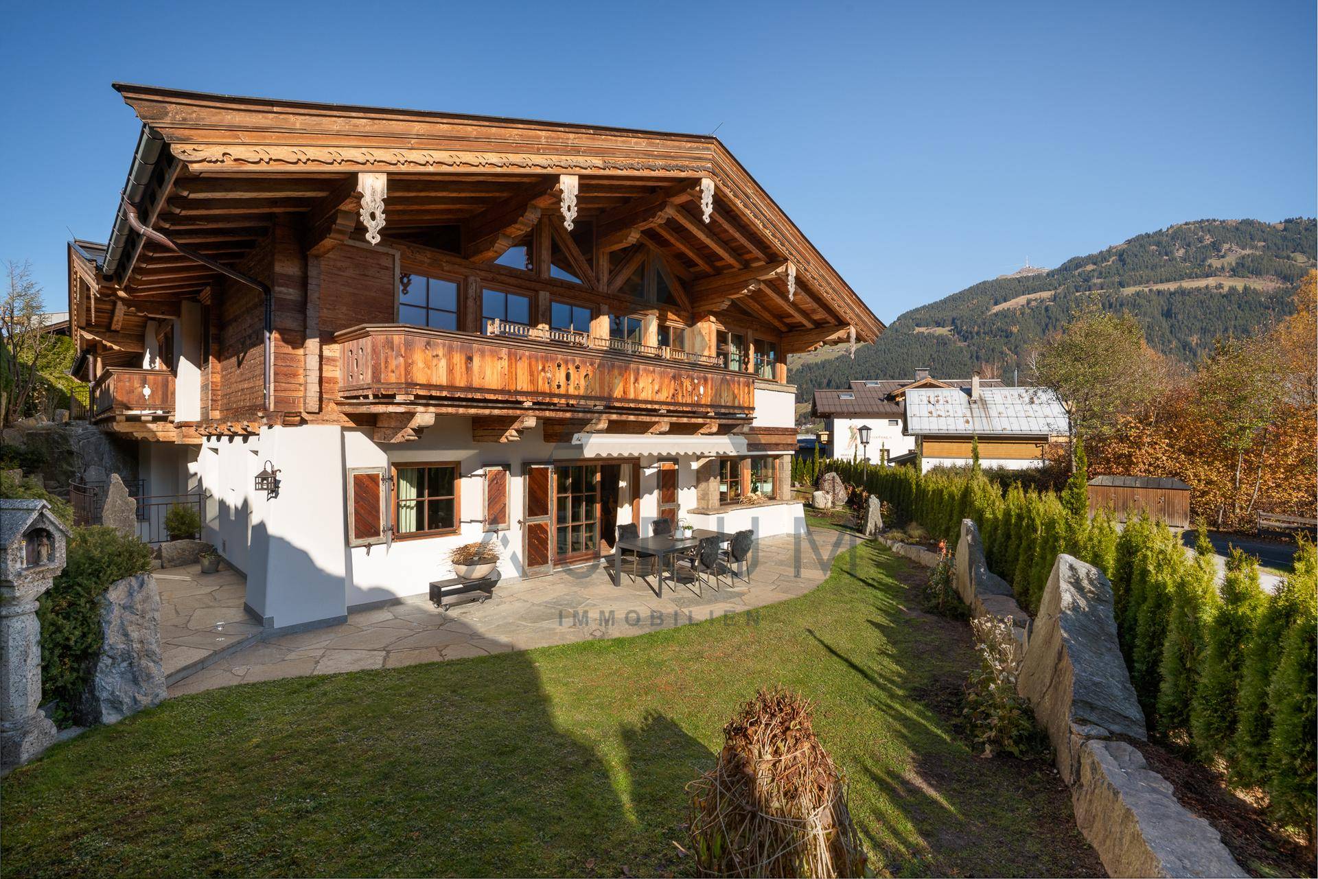 Großzügiges Chalet mit gepflegtem Garten, Terrasse und Bergblick.