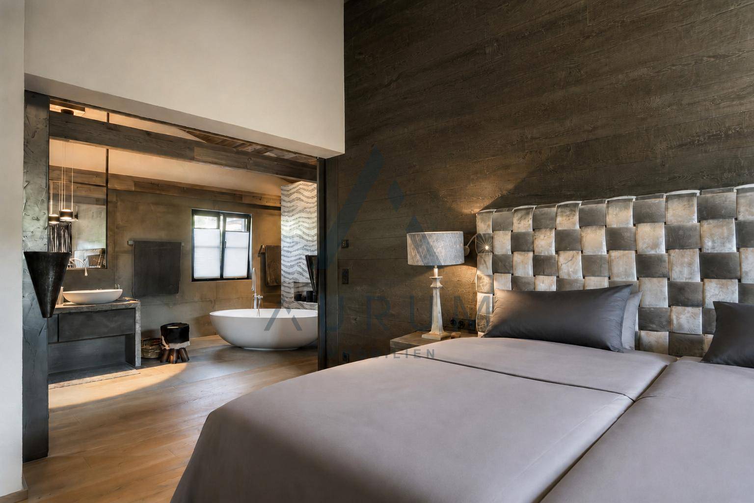 Elegantes Schlafzimmer mit direktem Zugang zu einem luxuriösen Badezimmer mit freistehender Wanne.