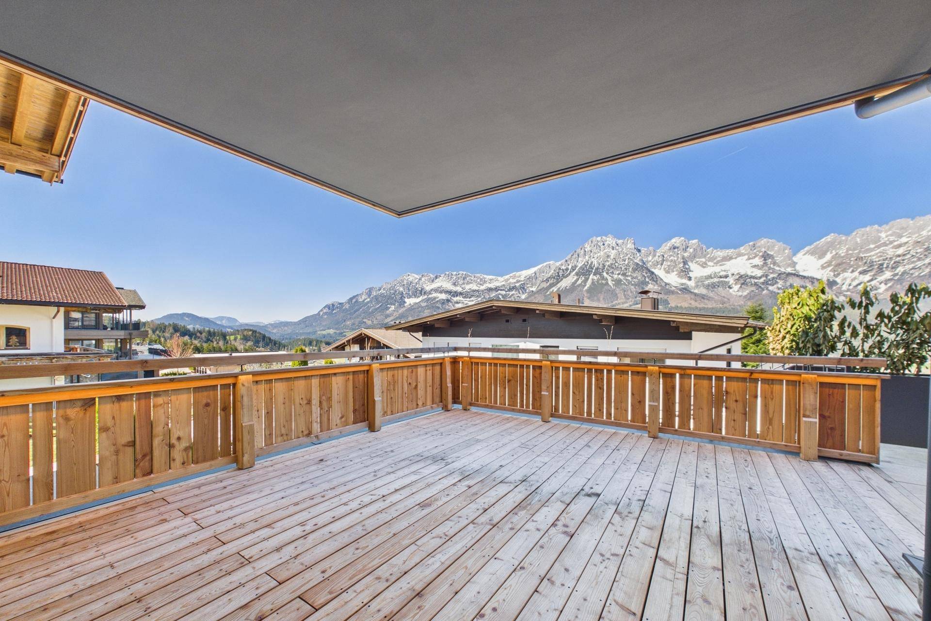 Geräumige Holzterrasse mit Bergblick, ideal für Entspannung und Outdoor-Aktivitäten.