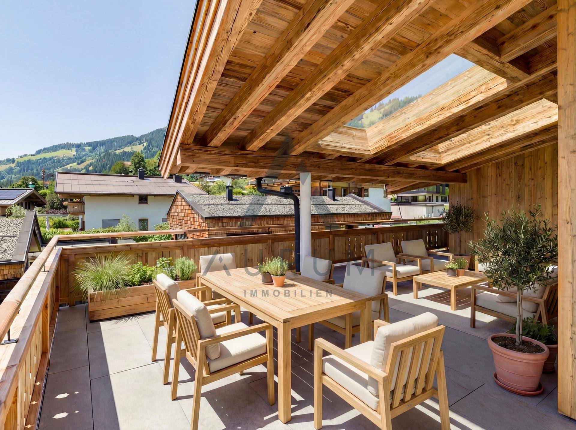 Sonnige Dachterrasse mit Ess- und Lounge-Bereich, Holzbalken und einem Oberlicht für mehr Helligkeit.