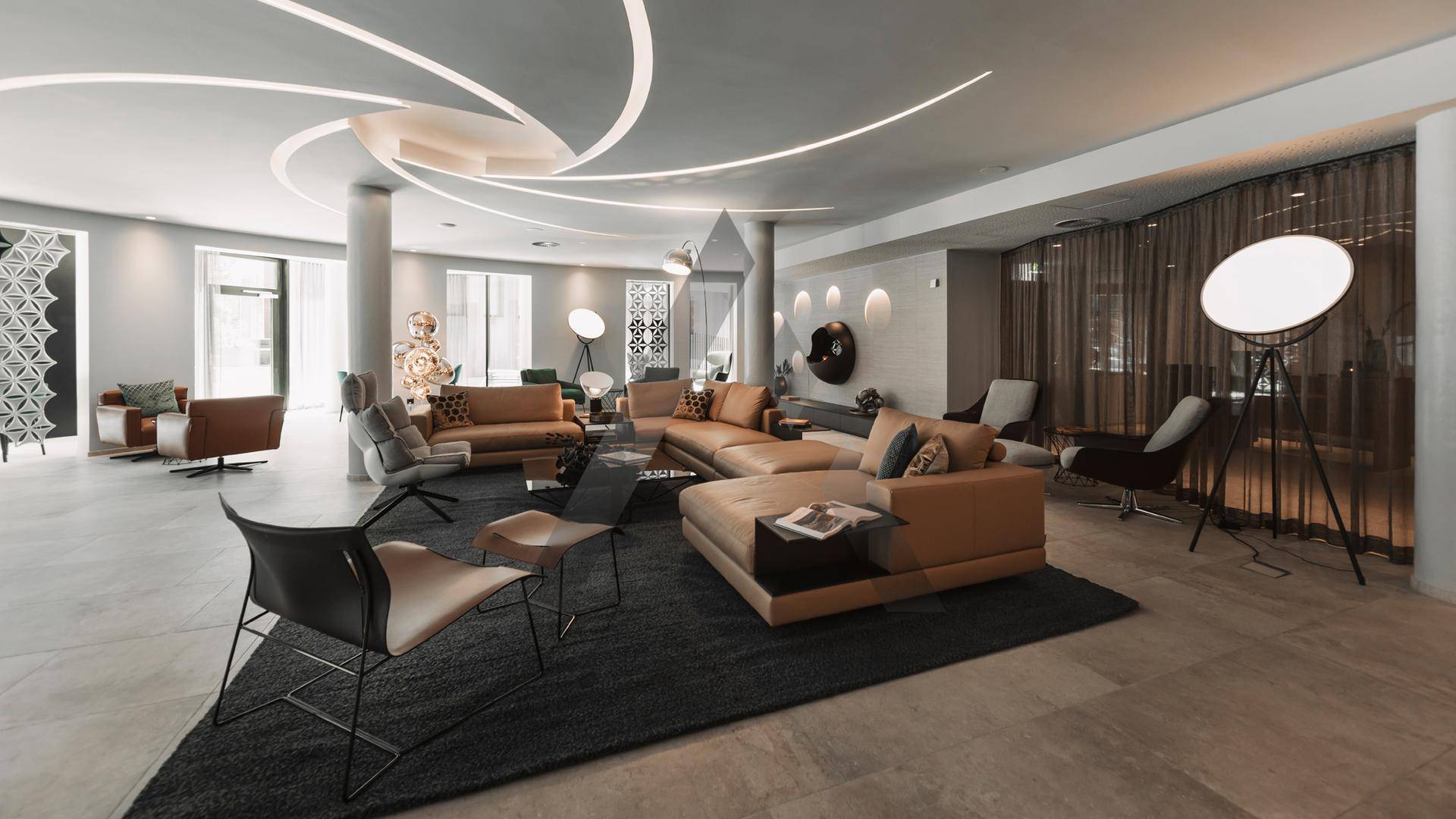 Großzügiger, moderner Wohnbereich mit mehreren Sofas, kreativer Deckenbeleuchtung und großen Fenstern.