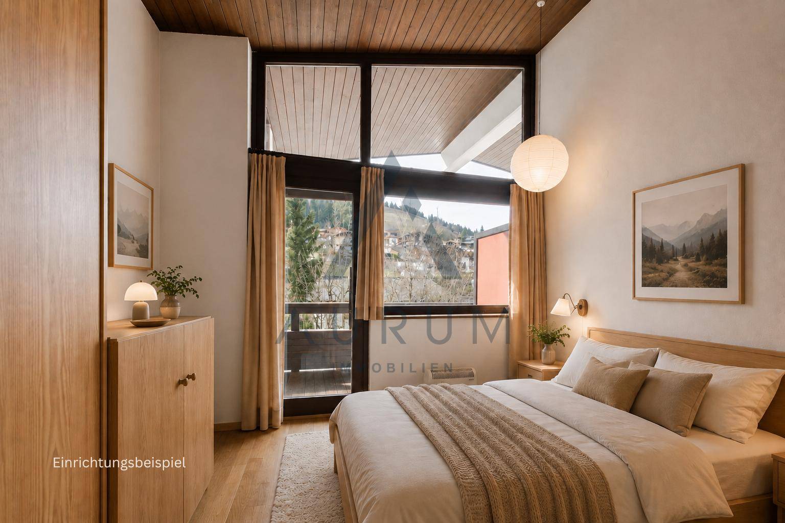 Helles Schlafzimmer mit großem Fenster, Holzbalkendecke und Bergblick, modern eingerichtet mit hellen Holzmöbeln.