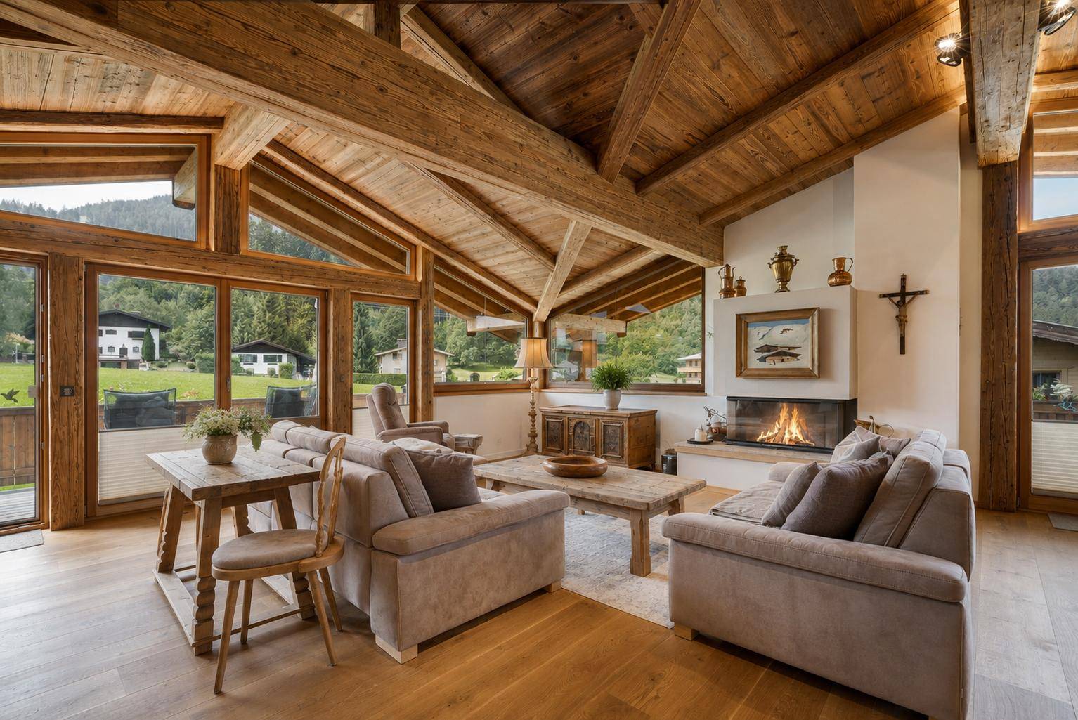Gemütliches Wohnzimmer mit Kamin, großen Glasfronten und direktem Zugang zur Natur.