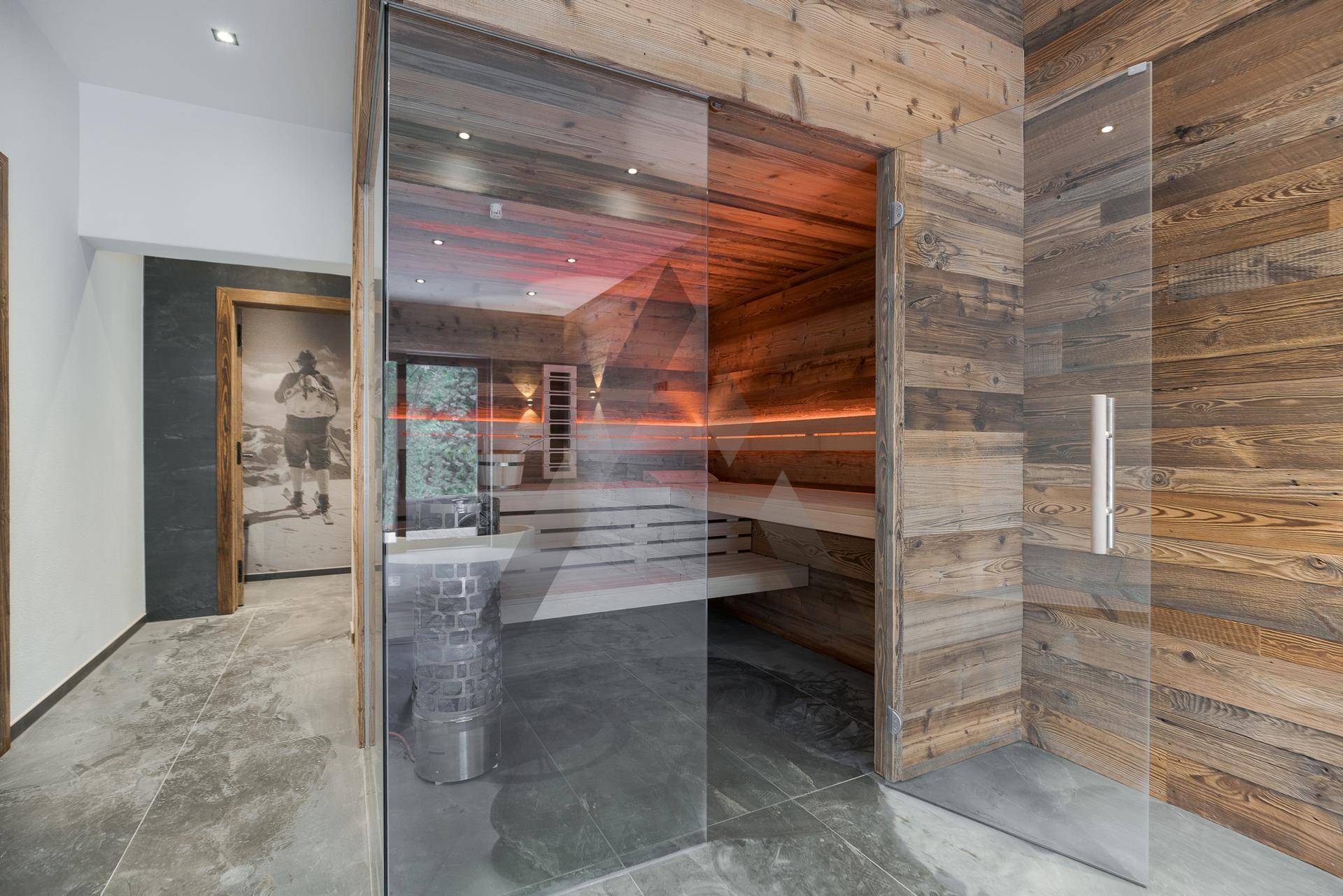Hochwertiger Wellnessbereich mit Sauna und Holzausstattung, ideal zur Entspannung und Erholung.