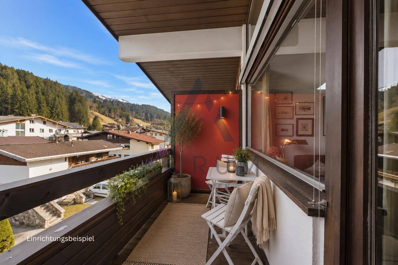 Sonnenbalkon mit Sitzgelegenheiten und weitem Blick auf die umliegende Berglandschaft.
