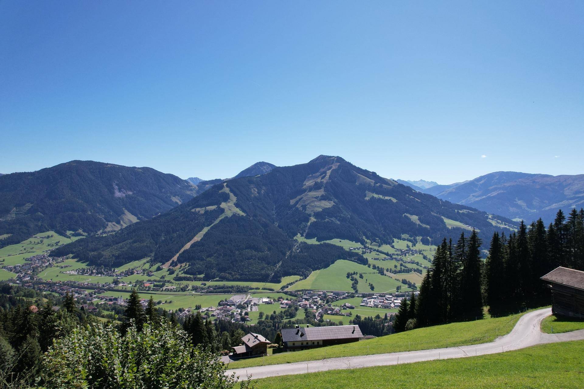 Panoramablick auf die umliegende Berglandschaft und ein idyllisches Dorf im Tal.