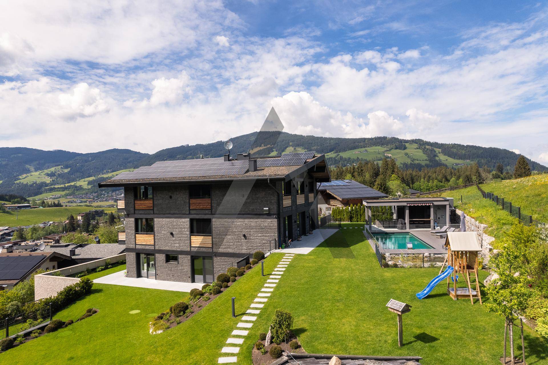 Großzügiges Anwesen mit modernem Haus, Pool, Spielplatz und weitem Blick auf die Berge.