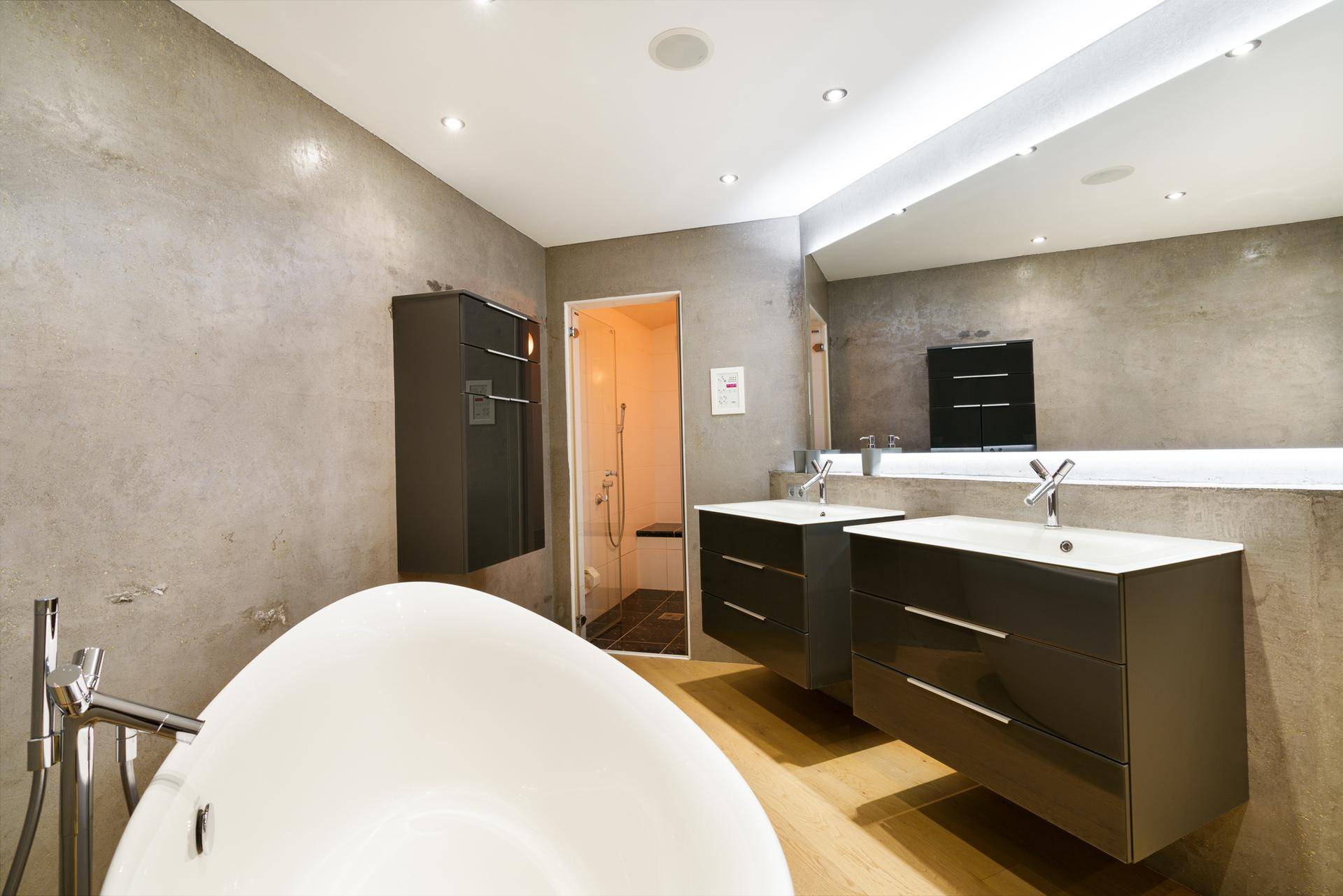 Modernes Badezimmer mit freistehender Badewanne, Doppelwaschbecken und begehbarer Dusche.