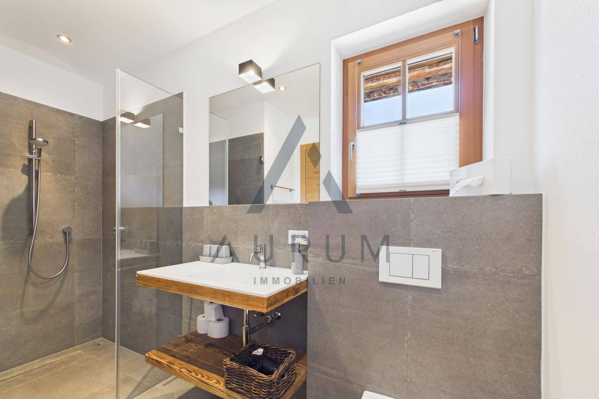 Modernes Badezimmer mit begehbarer Dusche, Einzelwaschbecken und Fenster.
