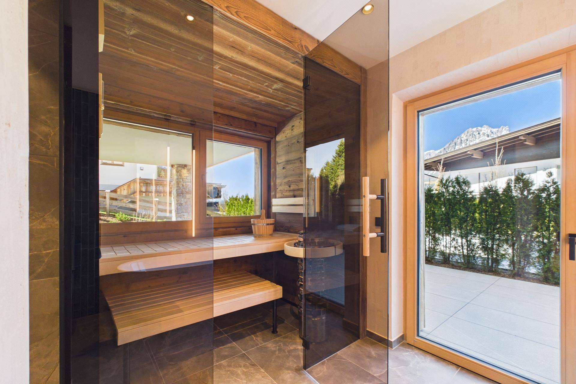 Private Sauna mit Holzverkleidung und Blick ins Grüne, ideal zur Entspannung.