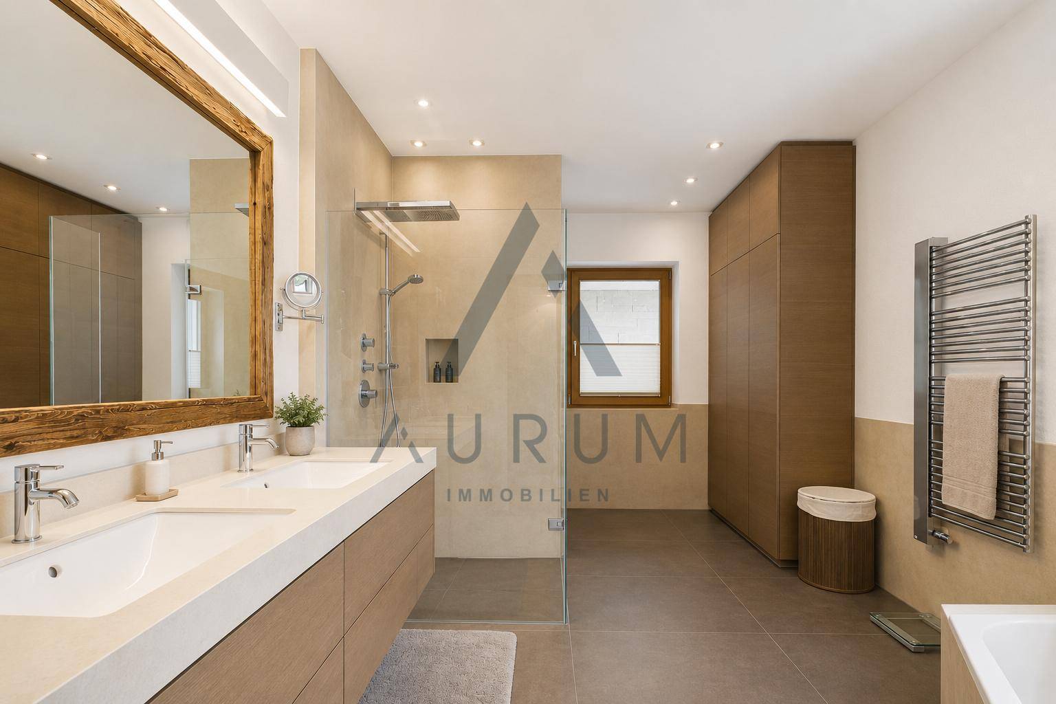 Geräumiges Badezimmer mit Doppelwaschbecken, großer Dusche und beheiztem Handtuchhalter.