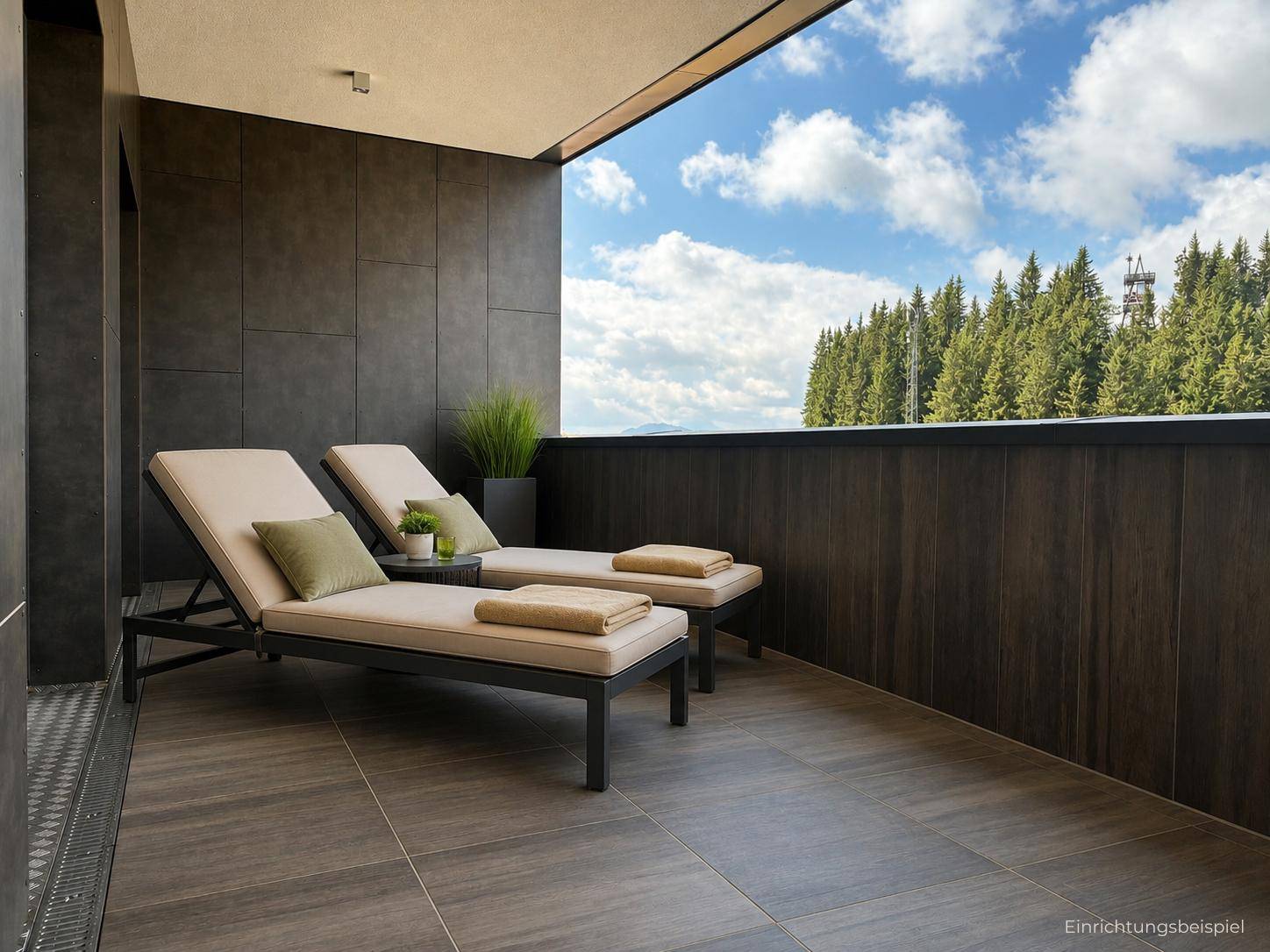 Moderner Balkon mit bequemen Liegestühlen und weitem Blick auf die umliegende Berglandschaft.