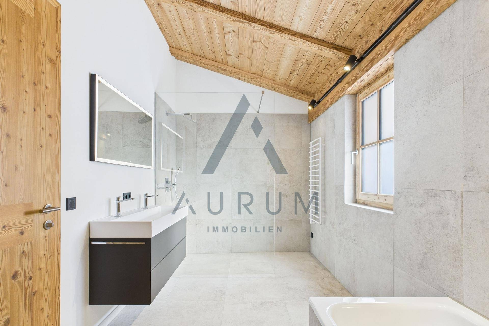 Modernes Badezimmer mit begehbarer Dusche, Badewanne, Waschtisch und Holzbalkendecke.