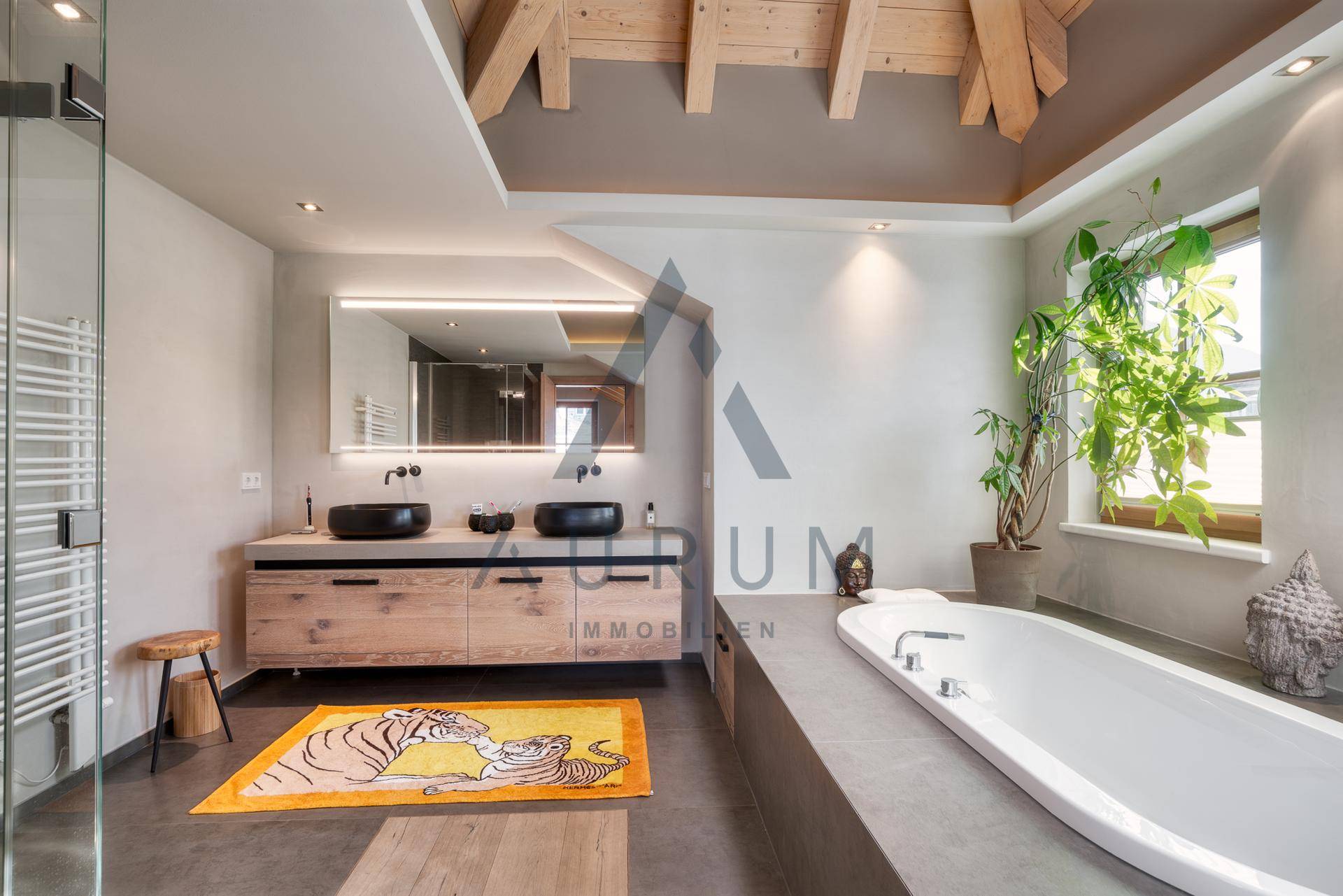 Modernes Badezimmer mit Doppelwaschbecken, Badewanne und begehbarer Dusche.