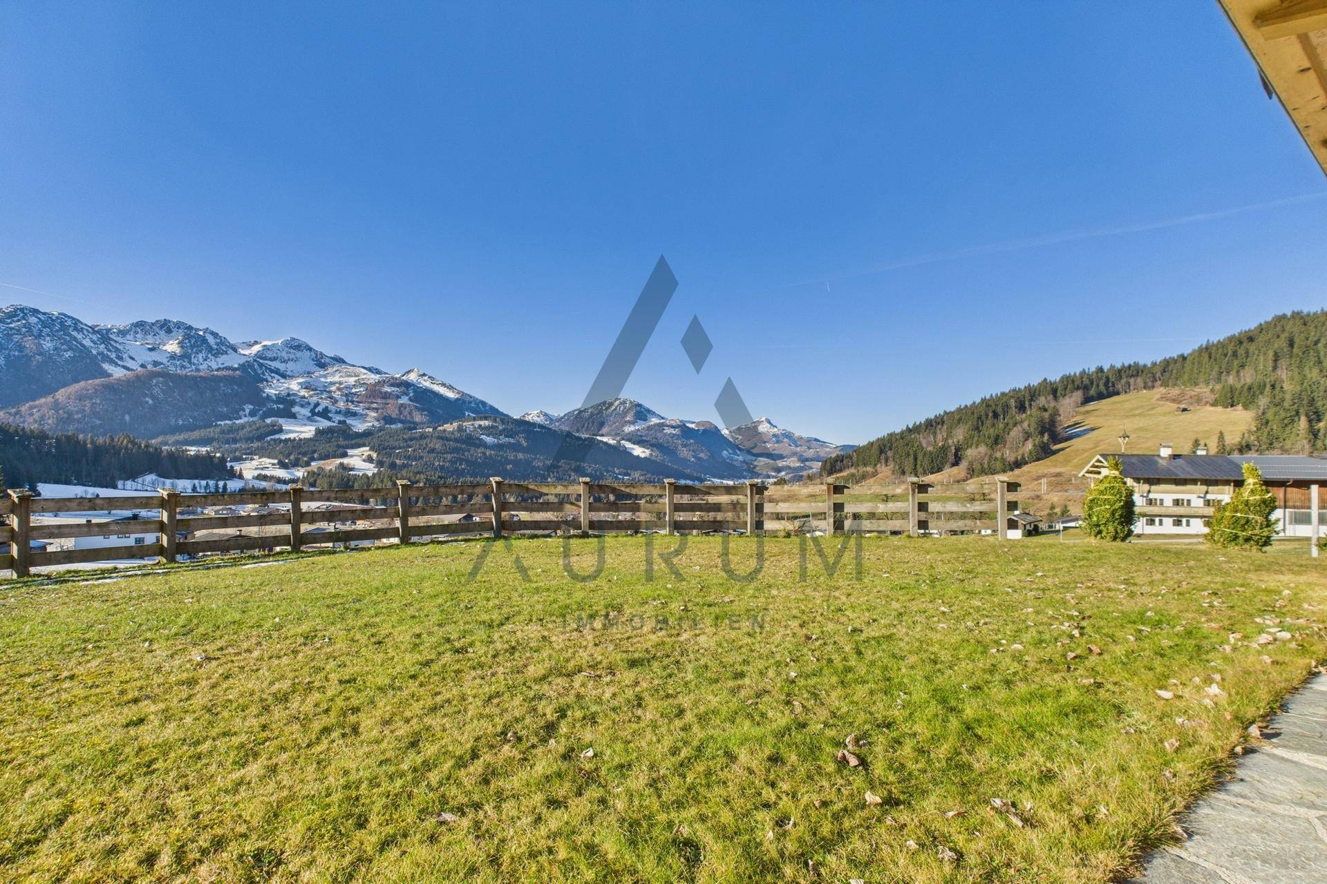 Weitläufiger Garten mit Rasen und Blick auf die Berge, ideal für Entspannung im Freien.