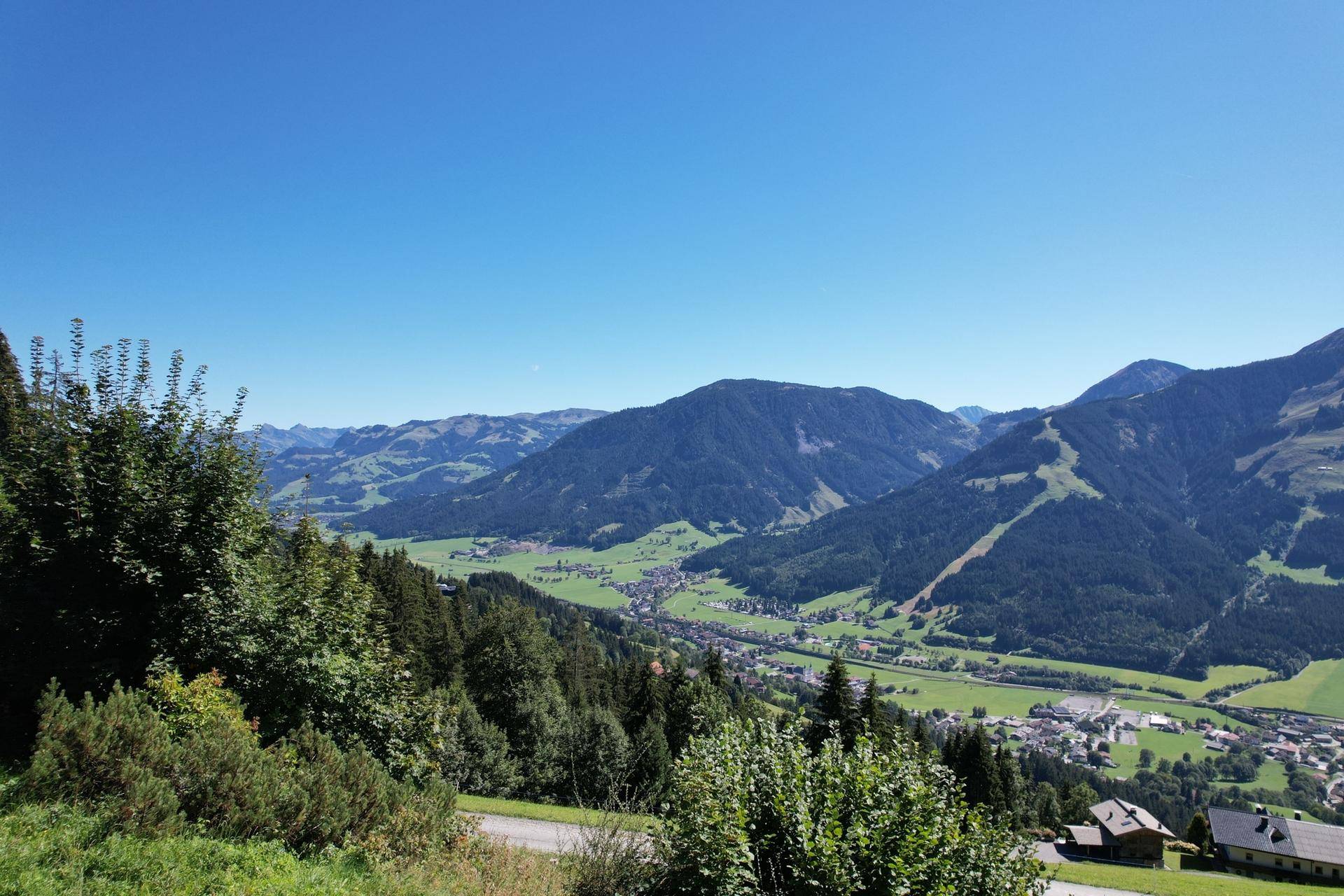 Malerischer Ausblick auf die Bergwelt und ein charmantes Dorf in der Ferne.