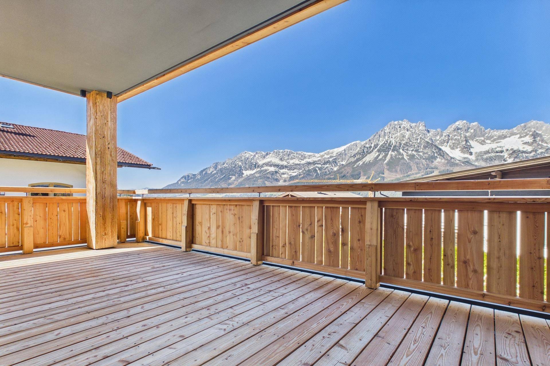 Große Holzterrasse mit Bergblick, ideal für Outdoor-Aktivitäten und Entspannung.