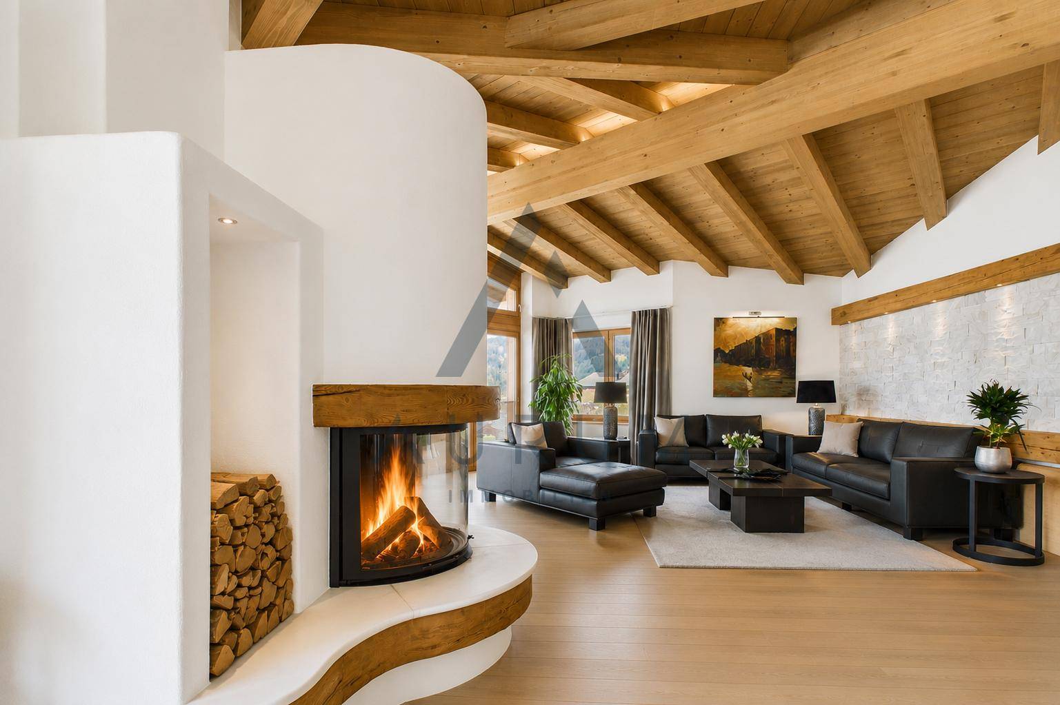 Gemütliches Wohnzimmer mit modernem Kamin, Holzbalkendecke und stilvollen Ledermöbeln.