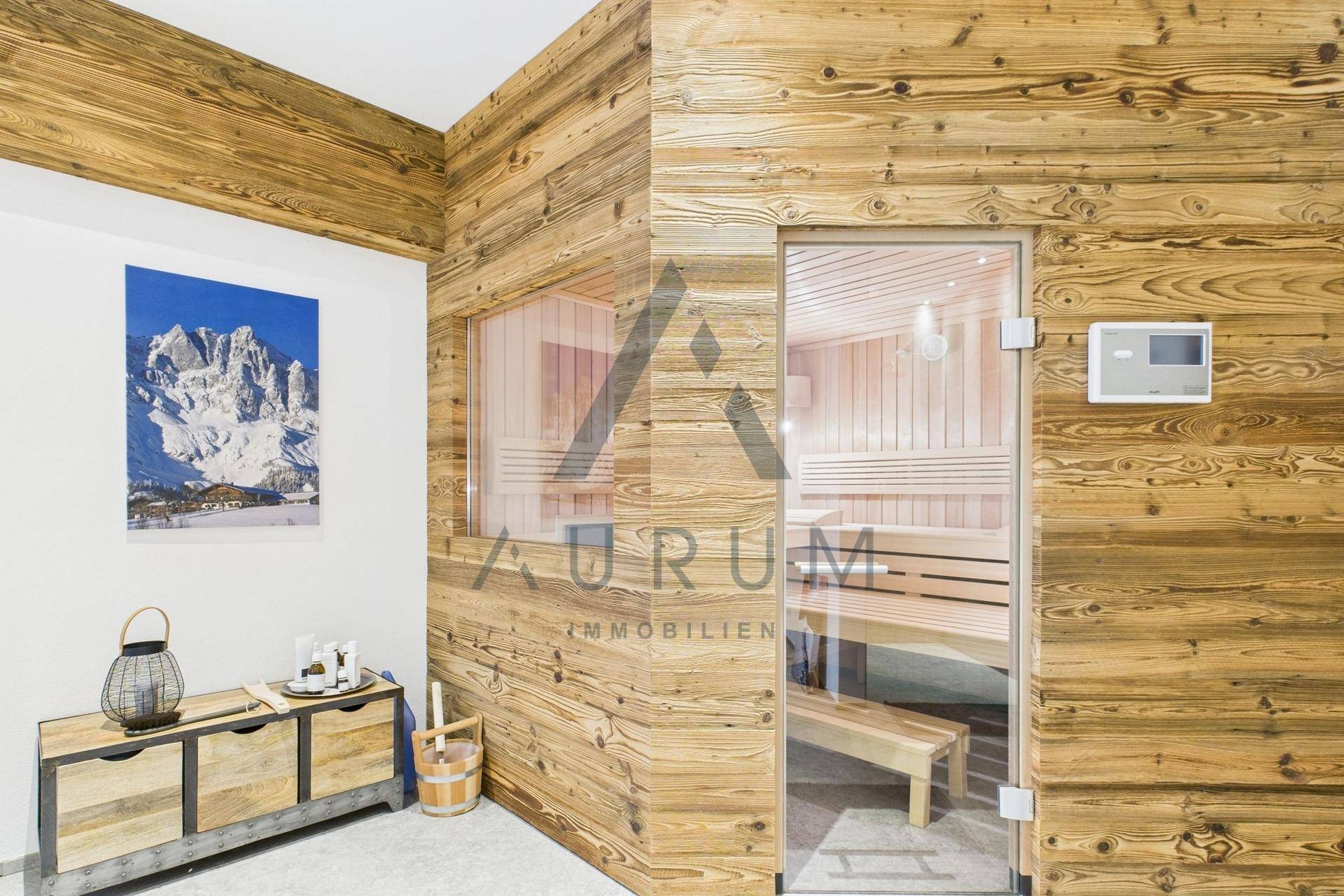 Private Sauna mit Holzverkleidung und Glasfront für entspannende Momente.