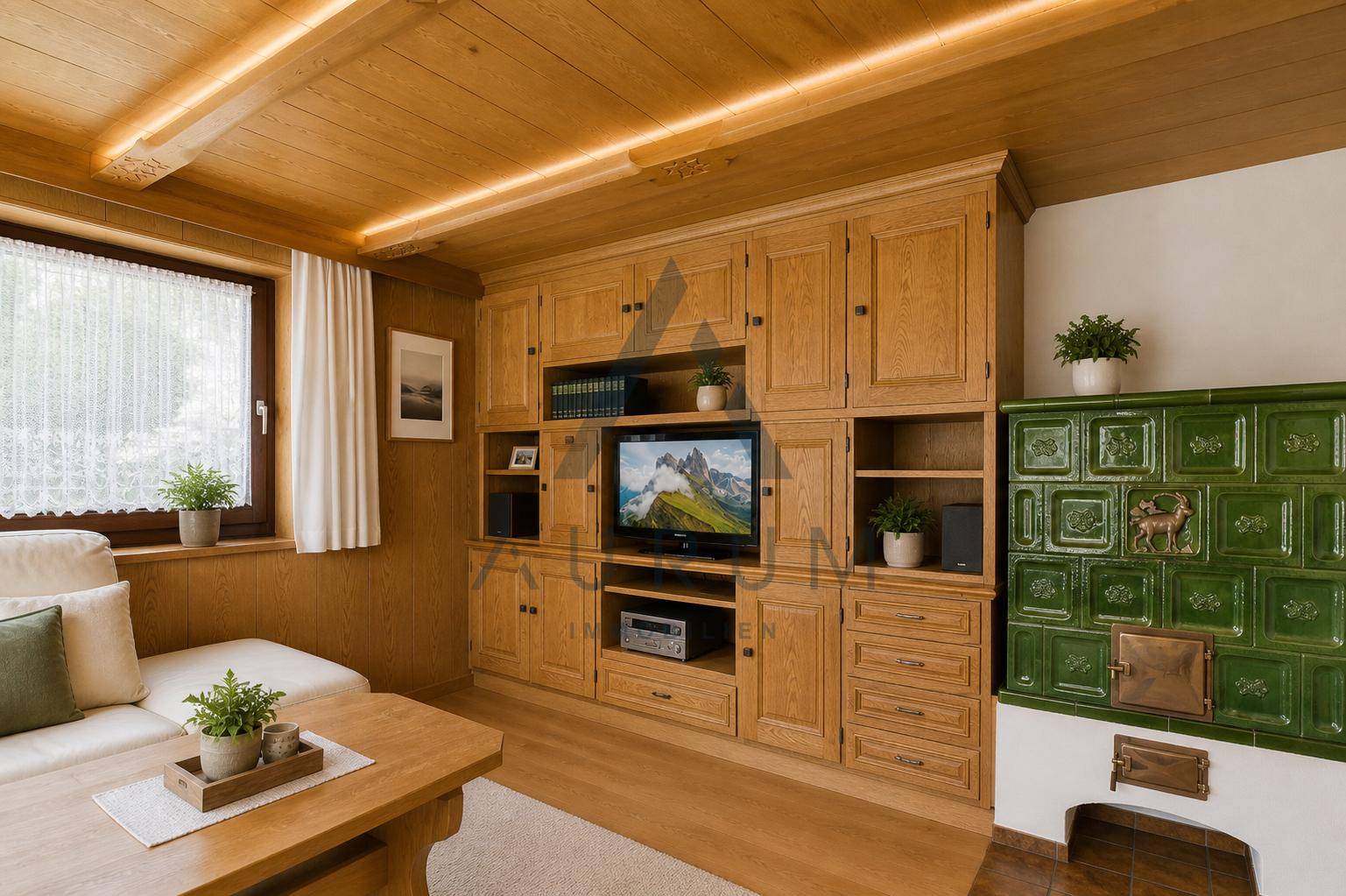Gemütliches Wohnzimmer im alpinen Stil mit Holzwänden, Einbauschränken und Kachelofen.