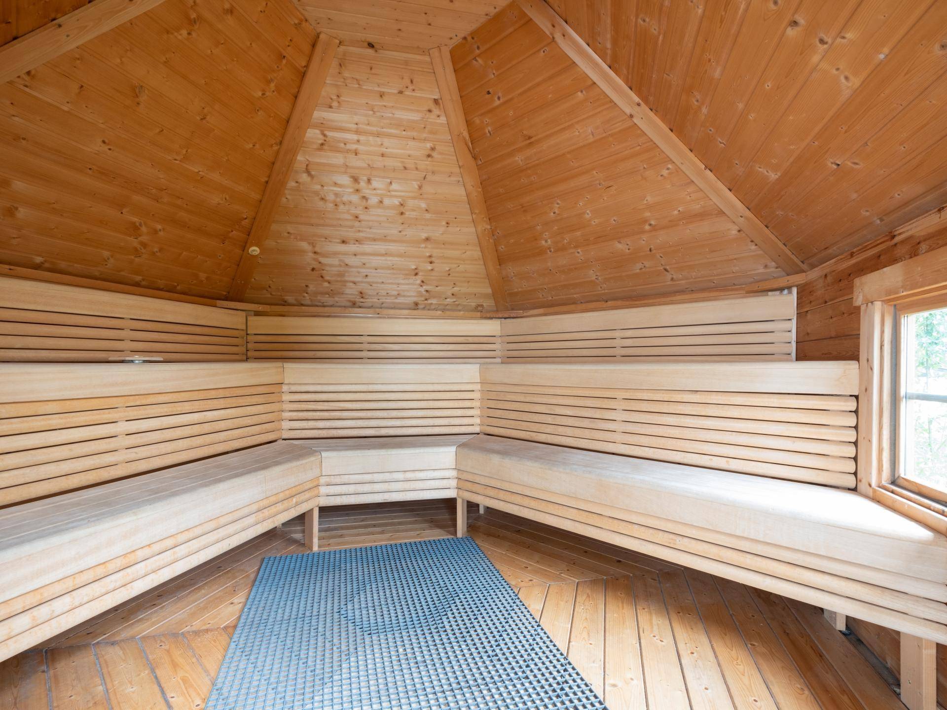Gemütliche Holzsauna mit umlaufenden Bänken für entspannende Momente.