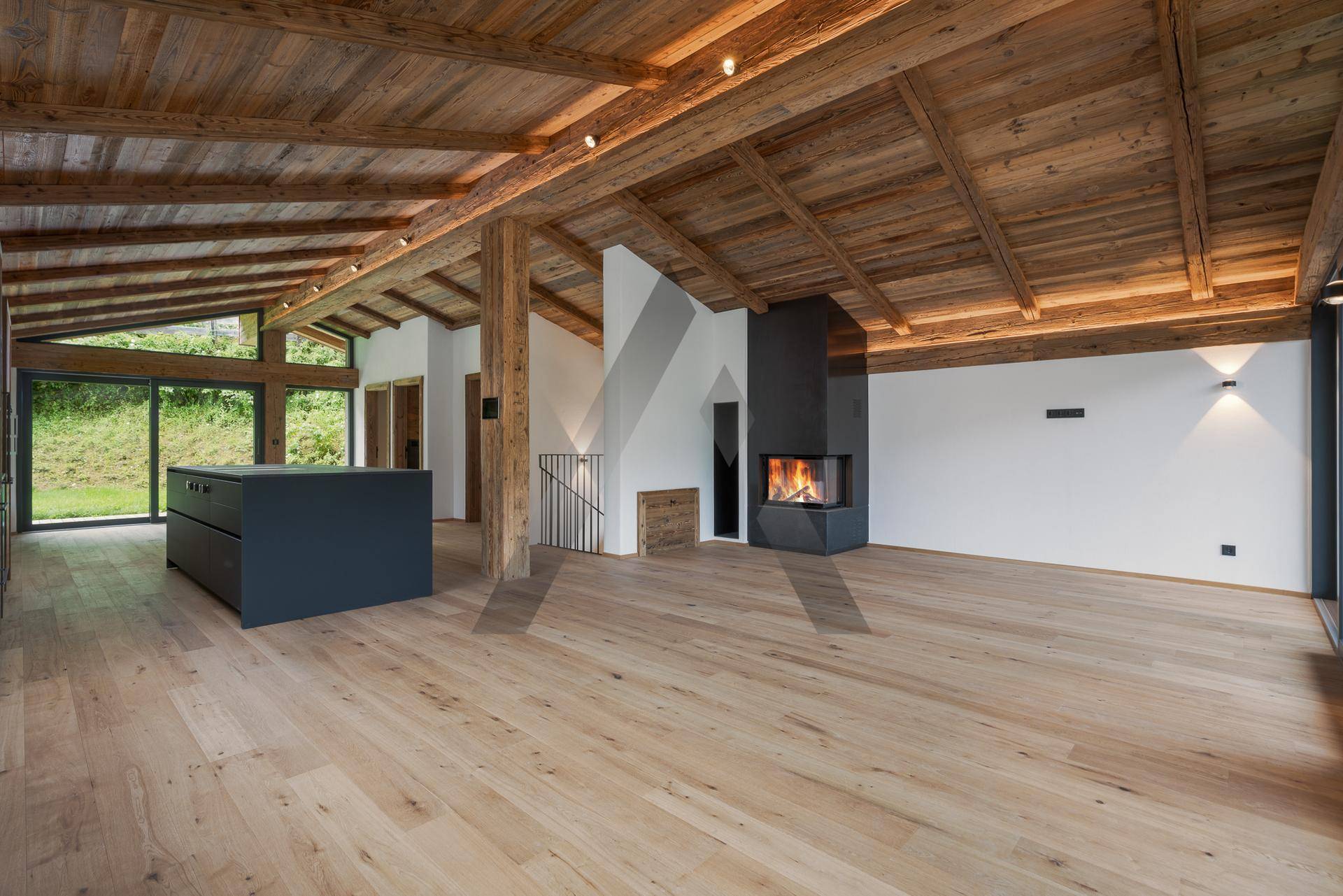 Heller Wohnbereich mit modernem Kamin, Holzbalkendecke und Eichenparkettboden, offen gestaltet.