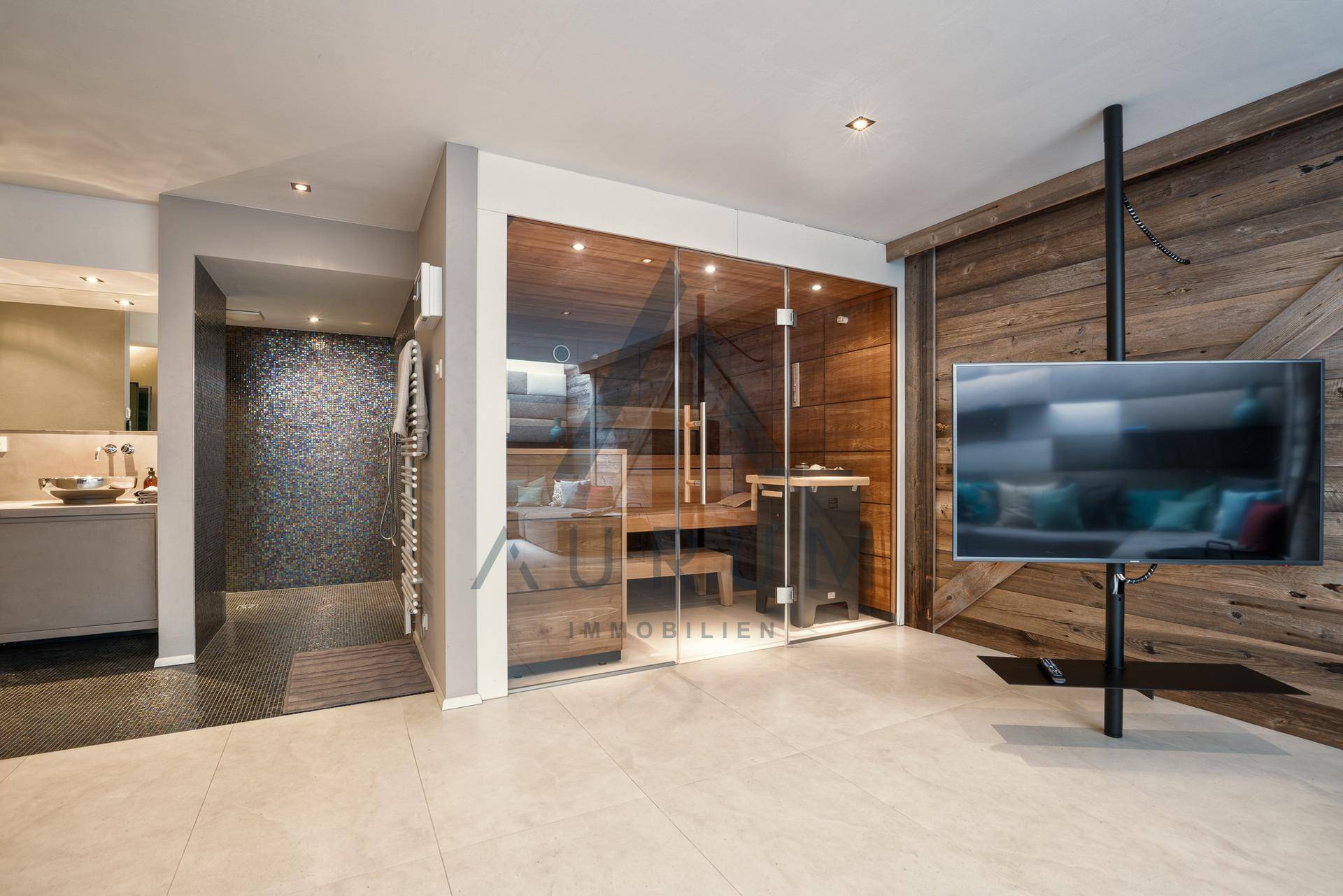 Exklusiver Wellnessbereich mit Sauna, Dusche und modernem Design.