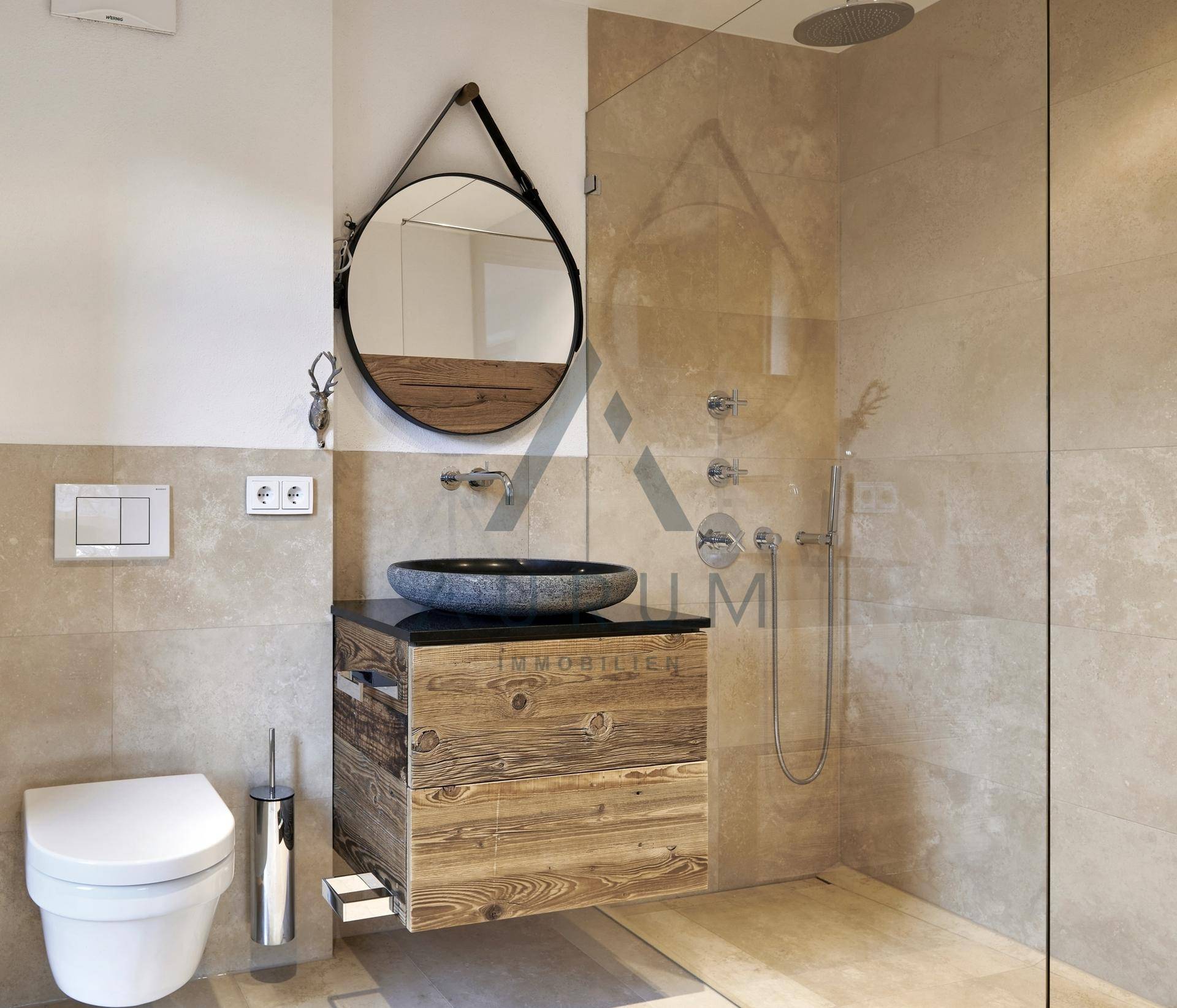 Modernes Badezimmer mit begehbarer Dusche, Waschtisch und Wand-WC.