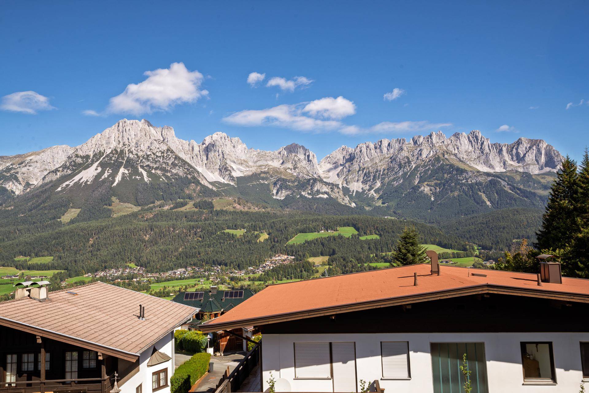 Panoramablick auf die majestätischen Berge und die umliegende Natur.
