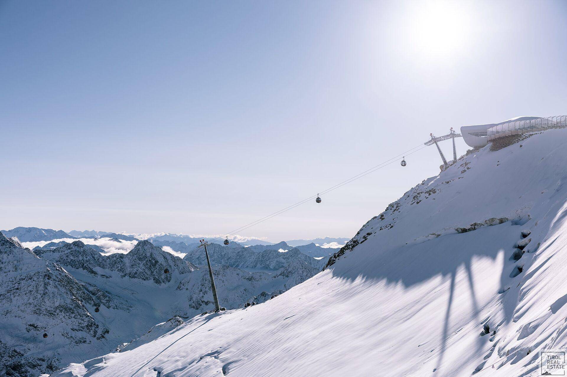 Skilift auf einem schneebedeckten Berghang mit weitem Blick auf die Winterlandschaft.