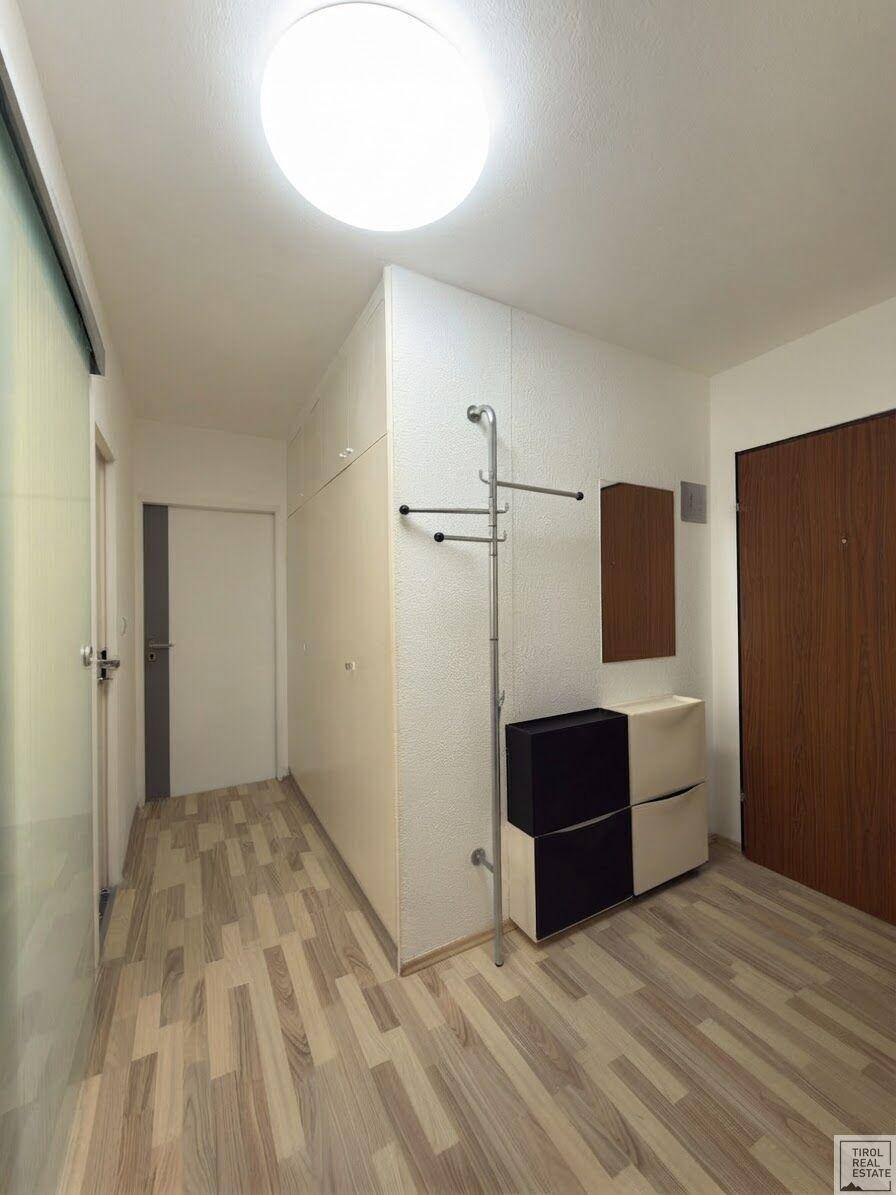 Heller Flur mit modernem Laminatboden und praktischer Garderobe.