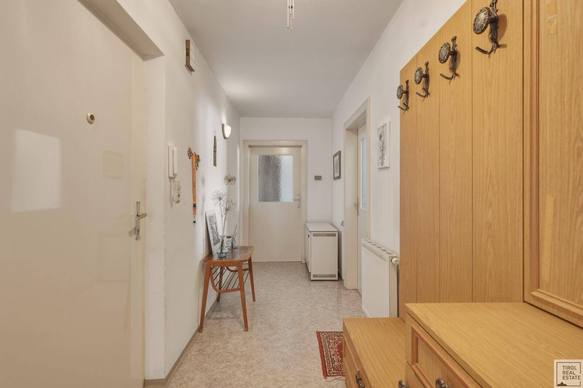 Heller Flur mit Garderobe und funktionalen Möbeln, der zu weiteren Räumen führt.