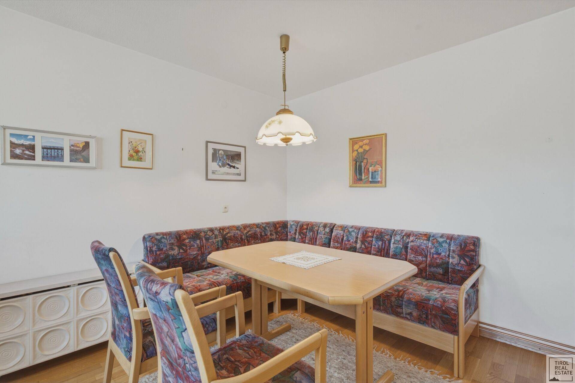 Gemütlicher Essbereich mit Eckbank und Holztisch, ideal für Familienmahlzeiten.