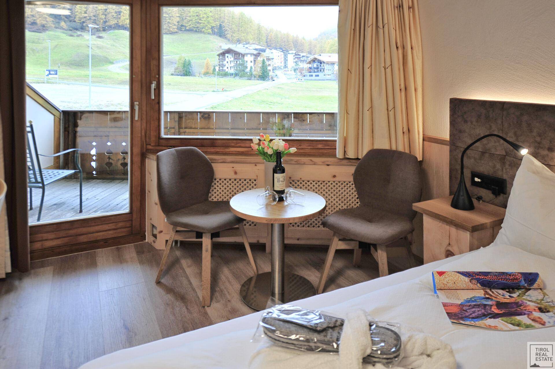 Sitzbereich im Schlafzimmer mit kleinem Tisch und Stühlen, bietet einen Ausblick auf die Umgebung.