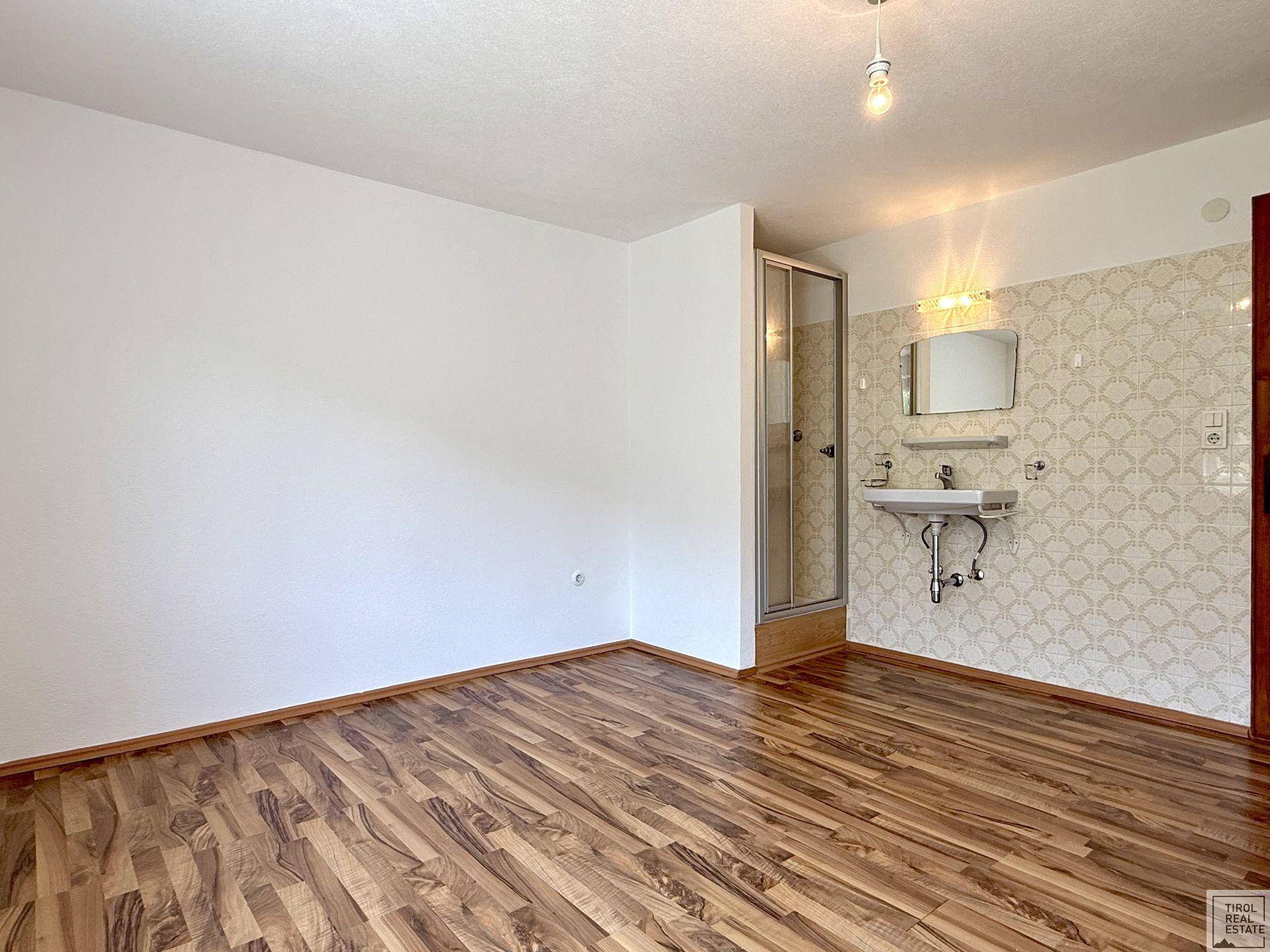 Schlafzimmer mit Dusche EG
