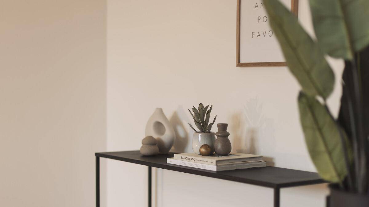 Detailansicht einer Konsole mit minimalistischer Dekoration und gerahmtem Bild.