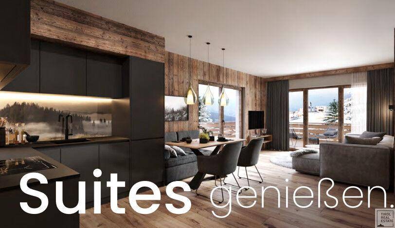 Offener Wohn-Essbereich mit moderner schwarzer Küche, Holzelementen und Blick auf die verschneite Landschaft.