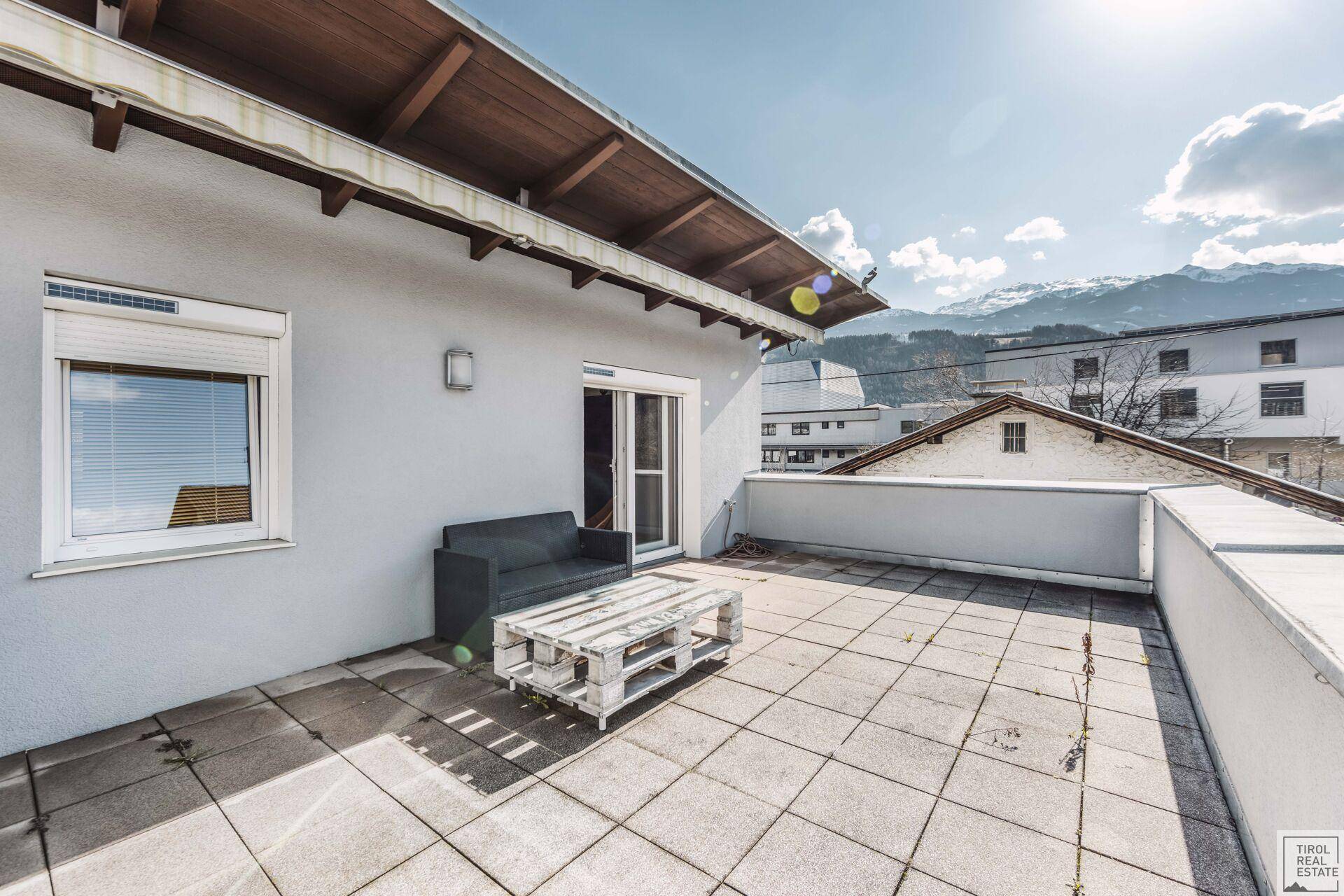 Große Dachterrasse mit Sitzgelegenheiten und weitem Blick über die Umgebung.