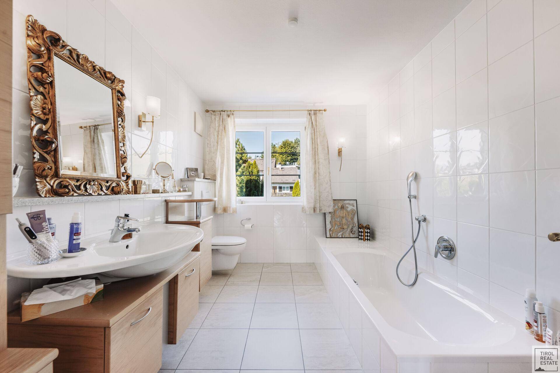 Sistrans_Badezimmer 2 mit Badewanne