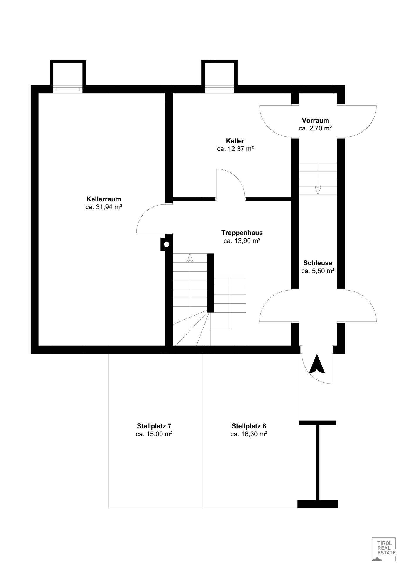 Grundriss des Untergeschosses mit Kellerräumen, Treppenhaus und zwei Stellplätzen im Freien.