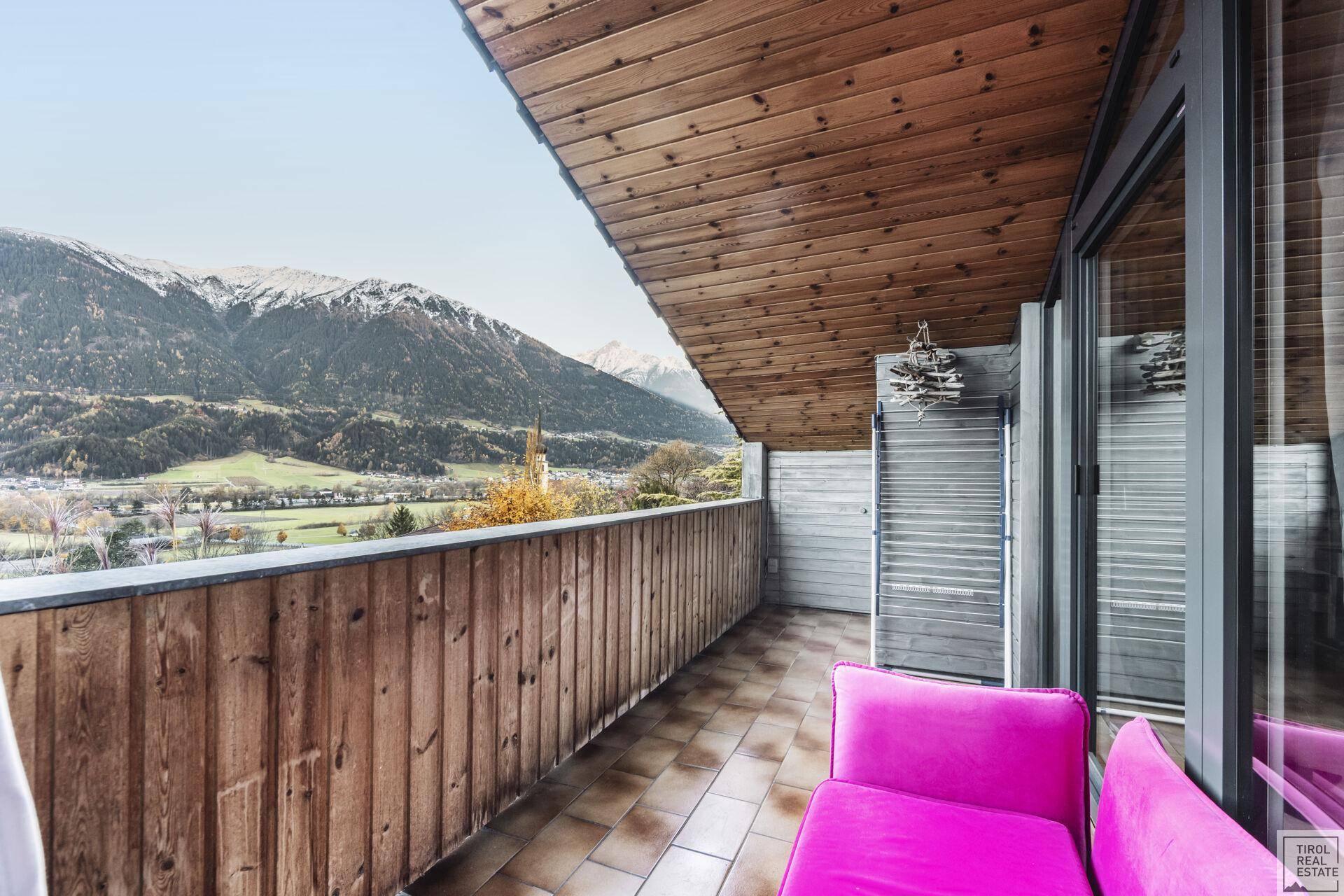 Großer Balkon mit Sitzgelegenheiten und atemberaubendem Bergblick.